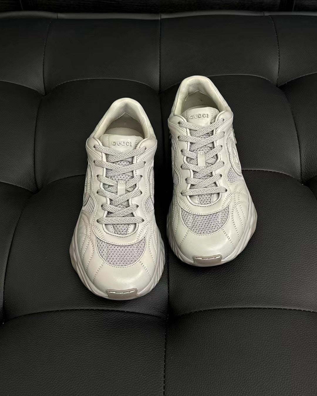 أحذية متعددة الألوان