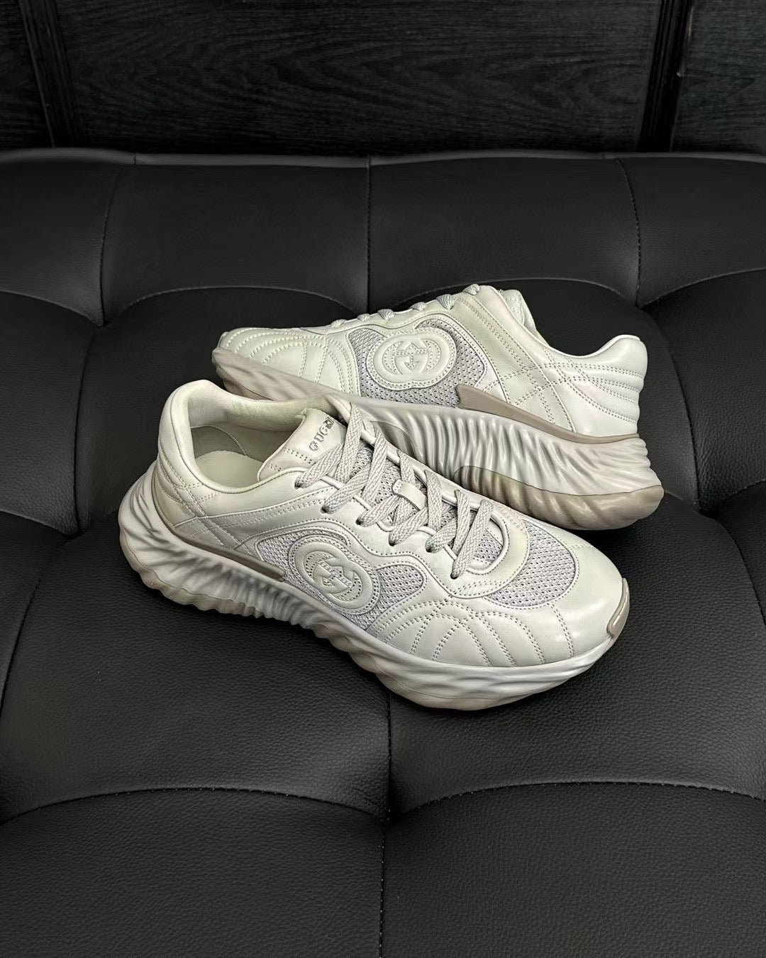 أحذية متعددة الألوان