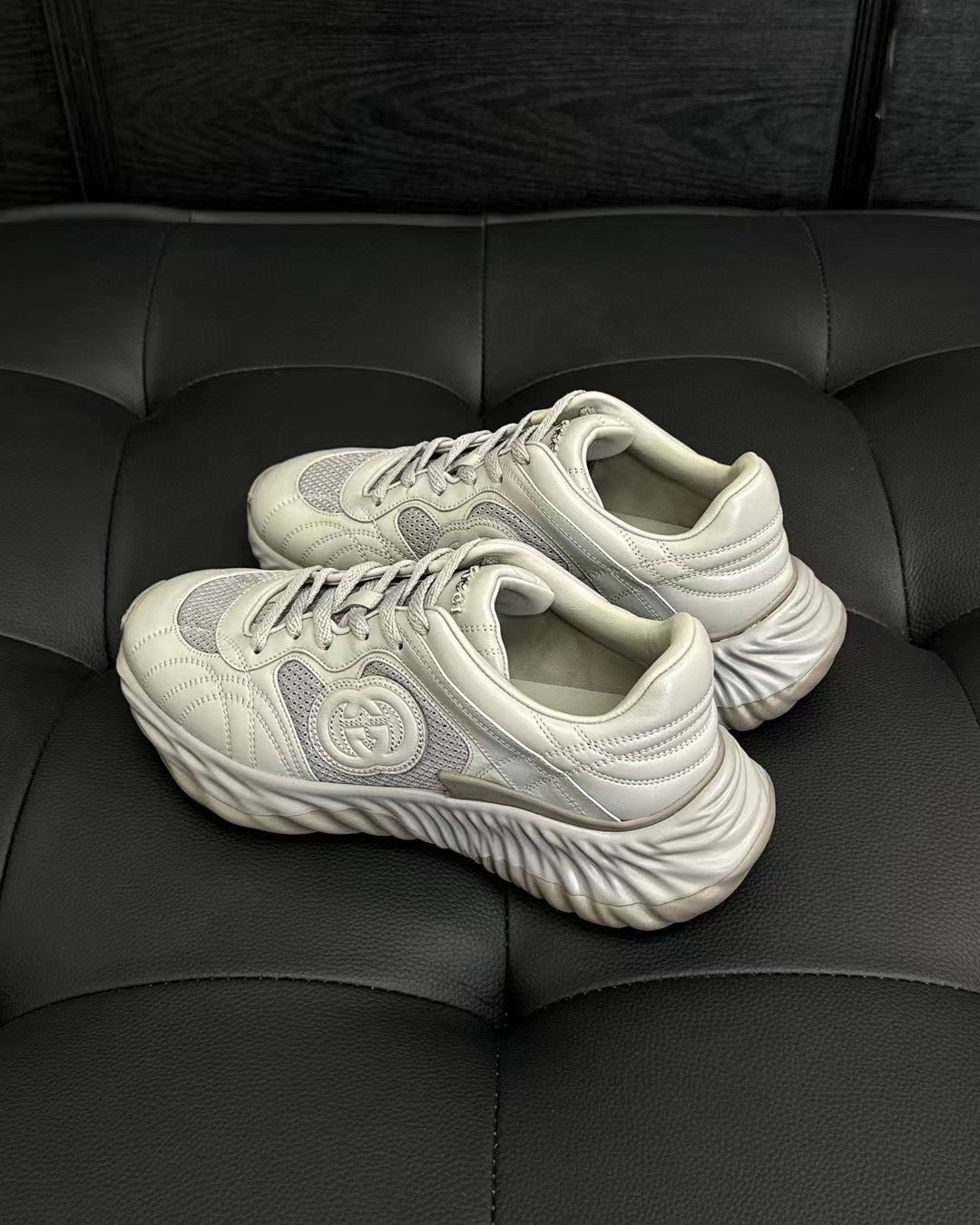 أحذية متعددة الألوان