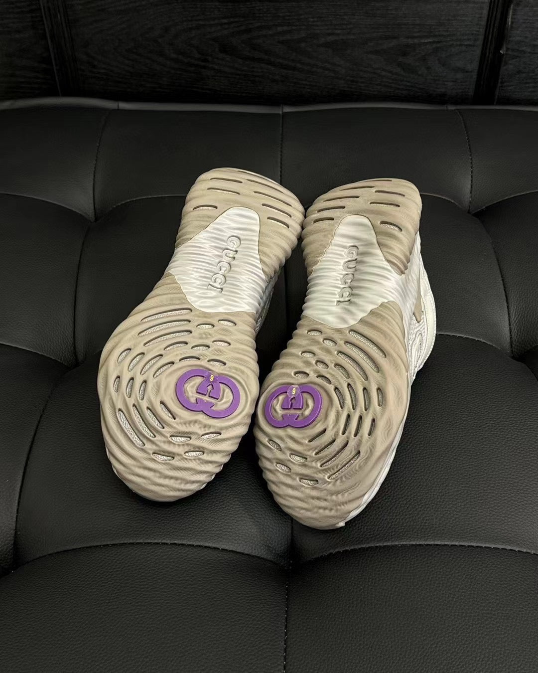 أحذية متعددة الألوان