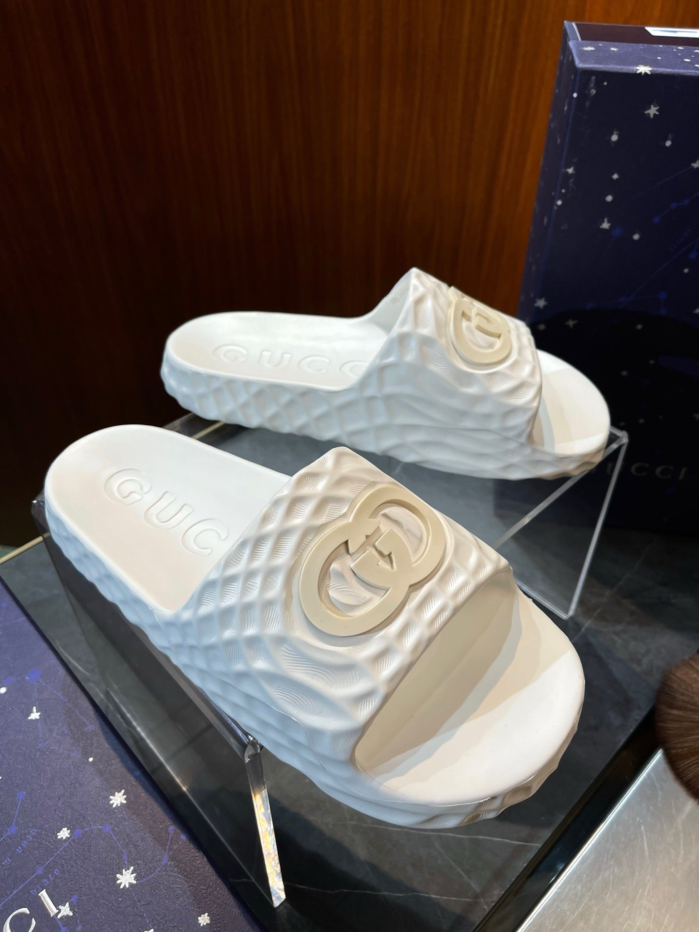 Mehrfarbige Schuhe