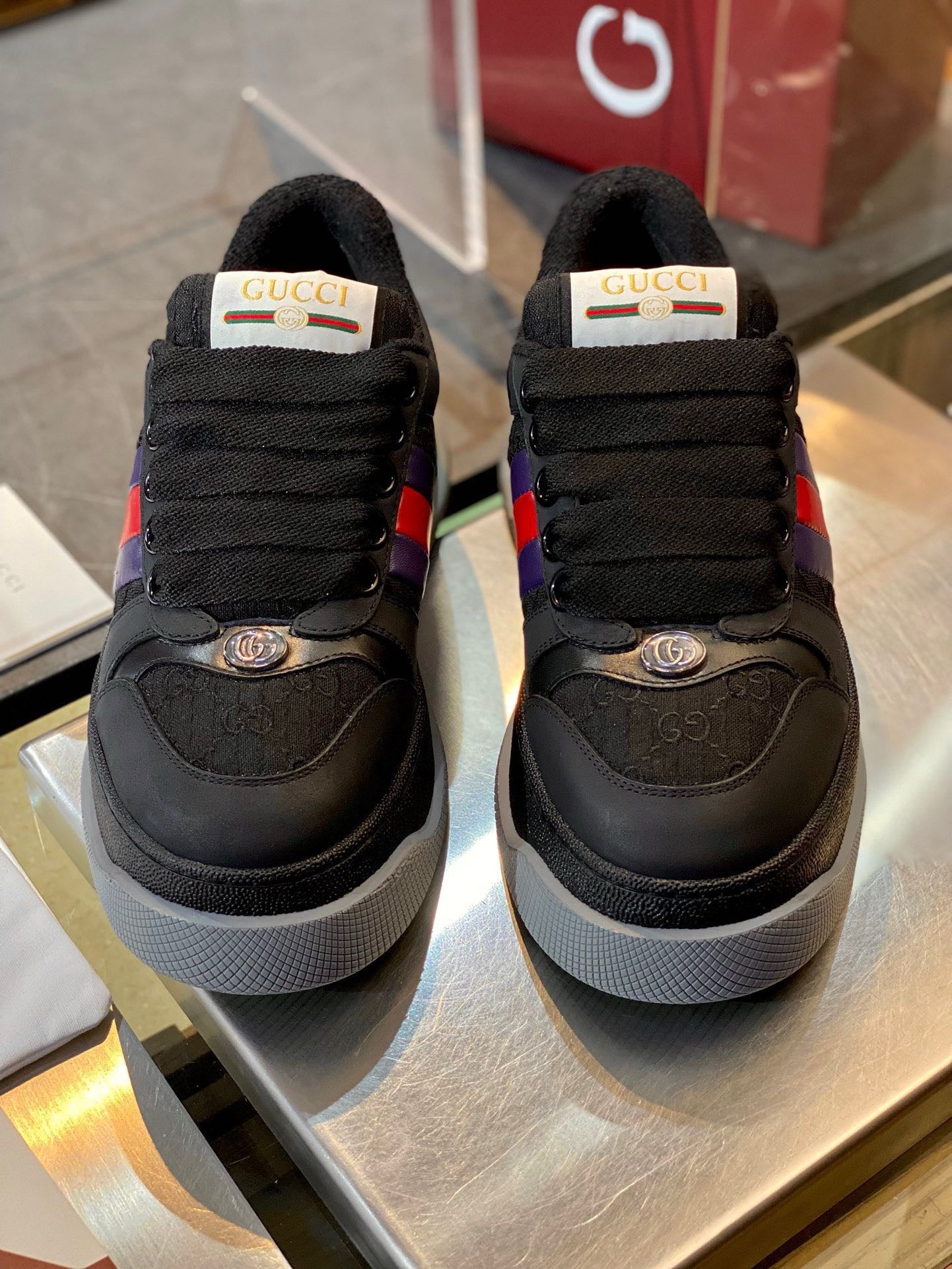 Mehrfarbige Schuhe