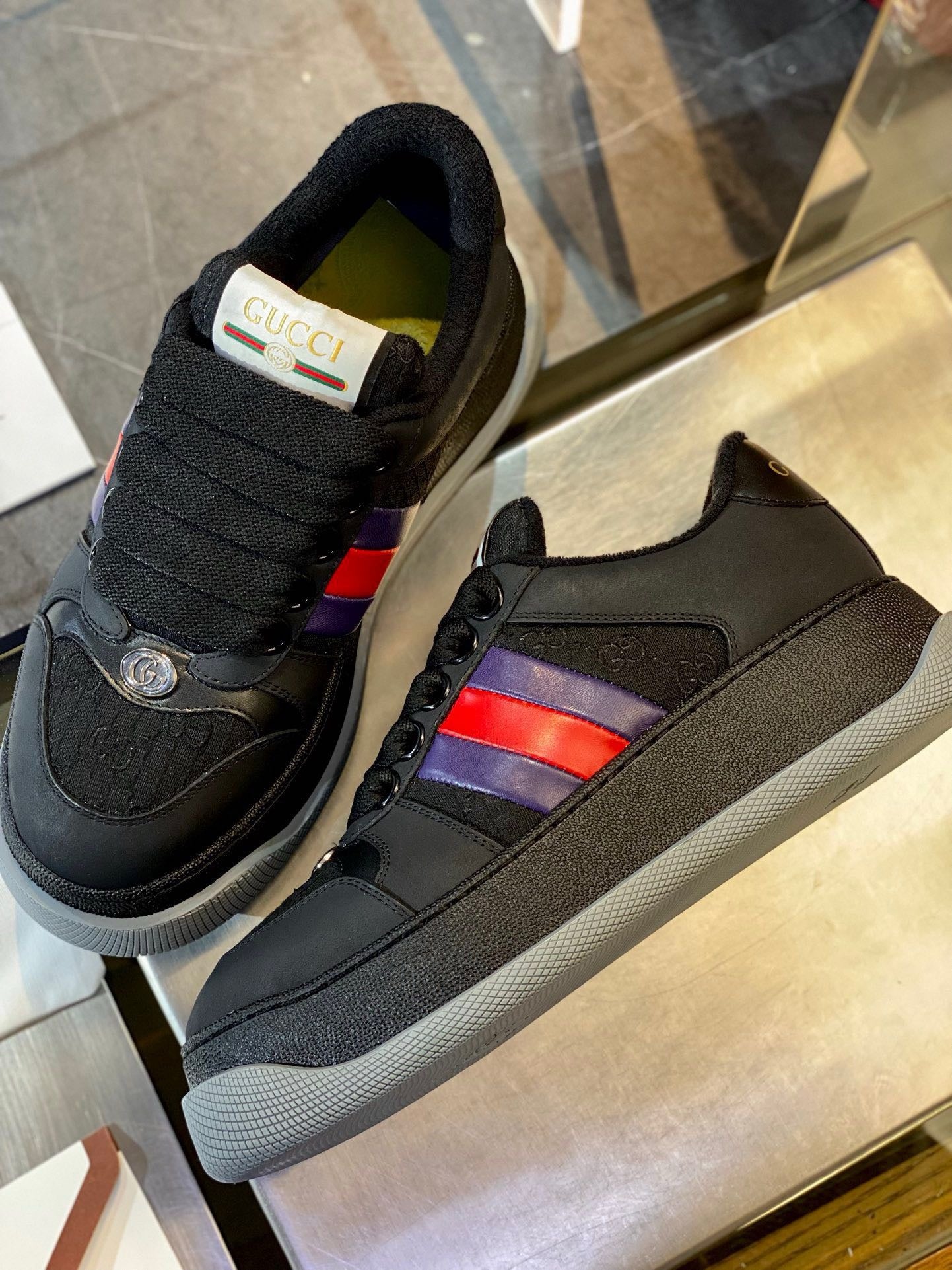 Mehrfarbige Schuhe