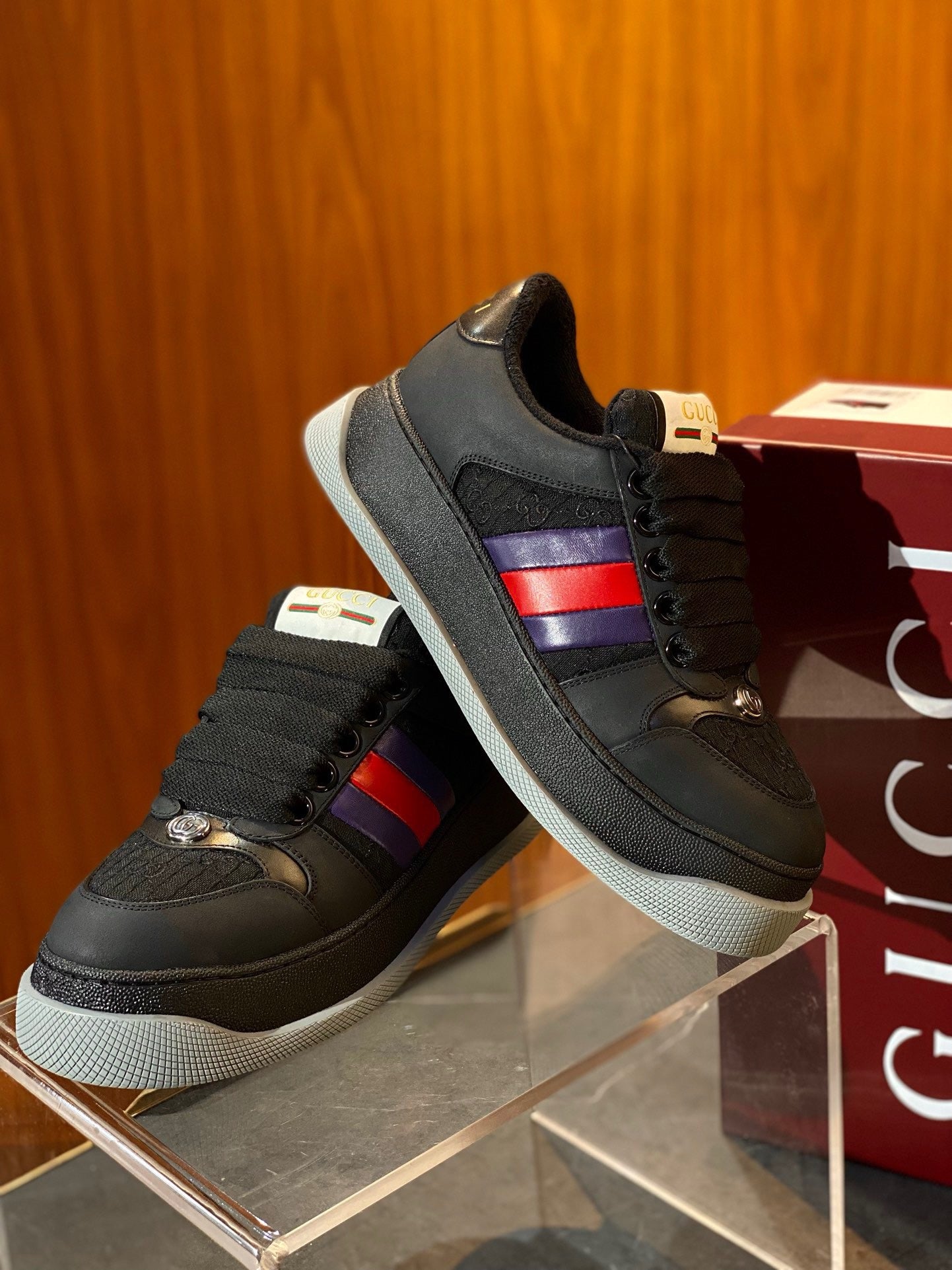 أحذية متعددة الألوان