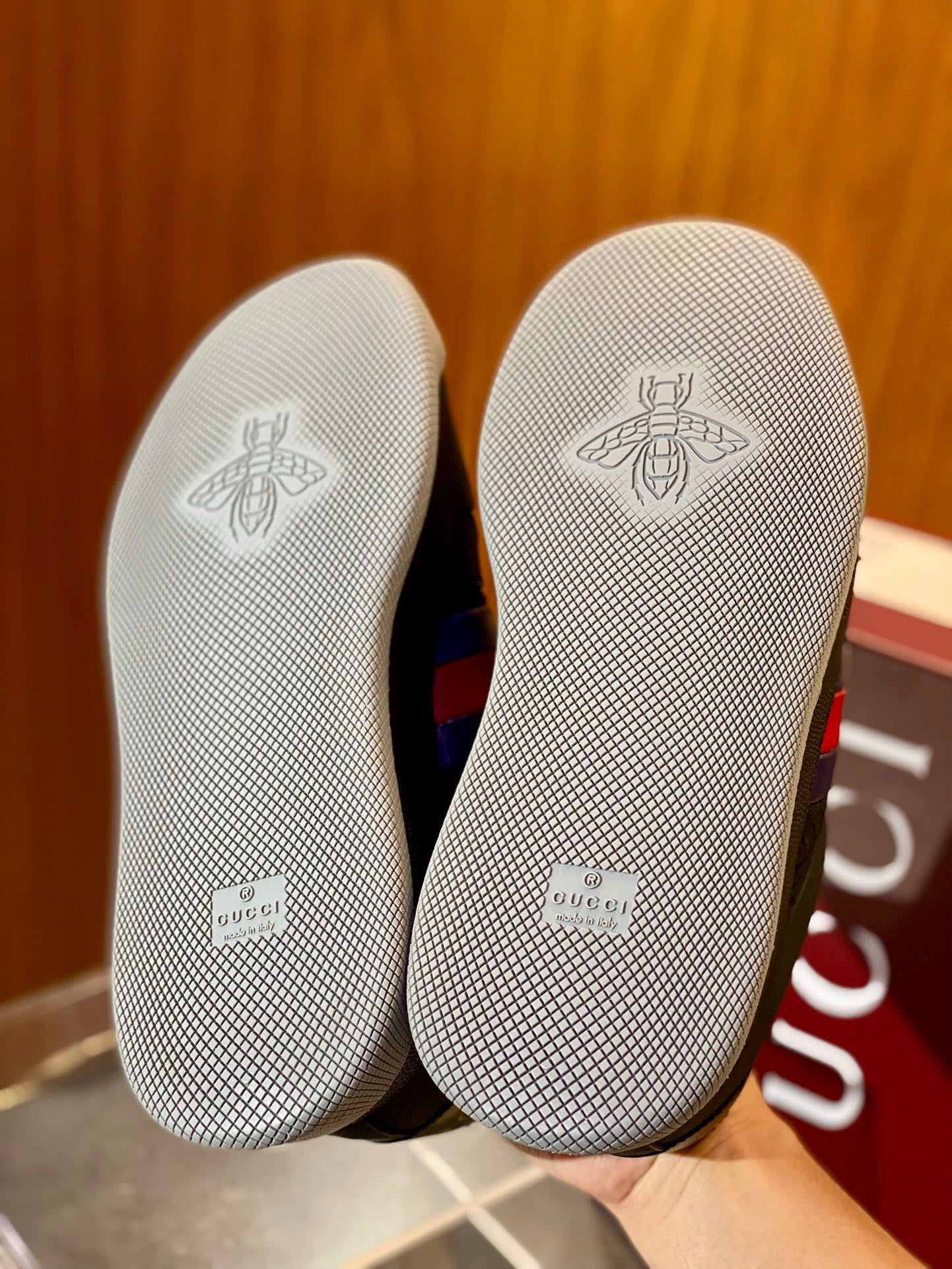 Mehrfarbige Schuhe