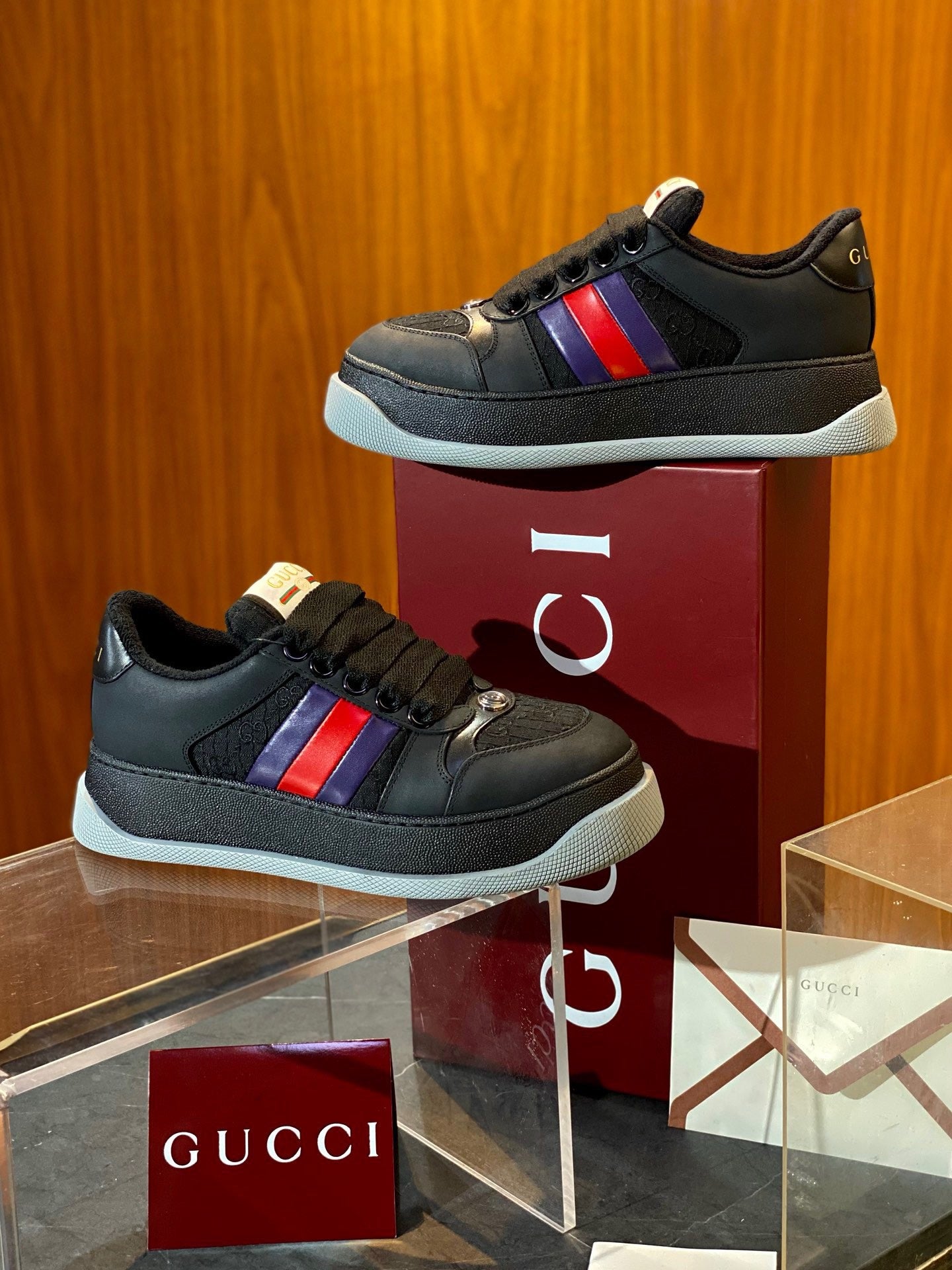 أحذية متعددة الألوان