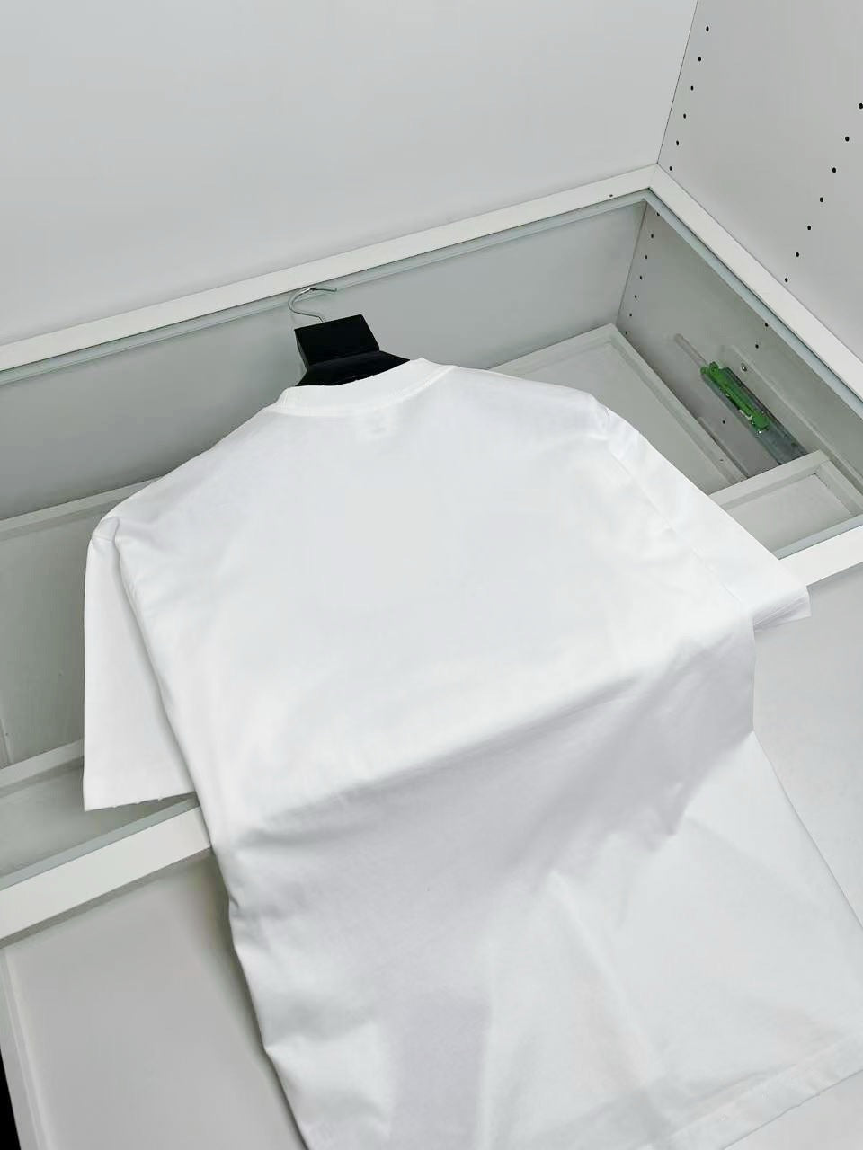 تي شيرت أبيض وأسود