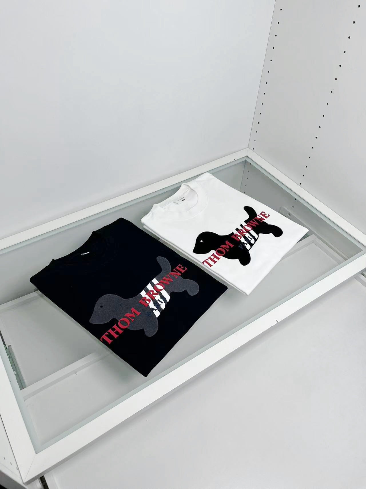 تي شيرت أبيض وأسود