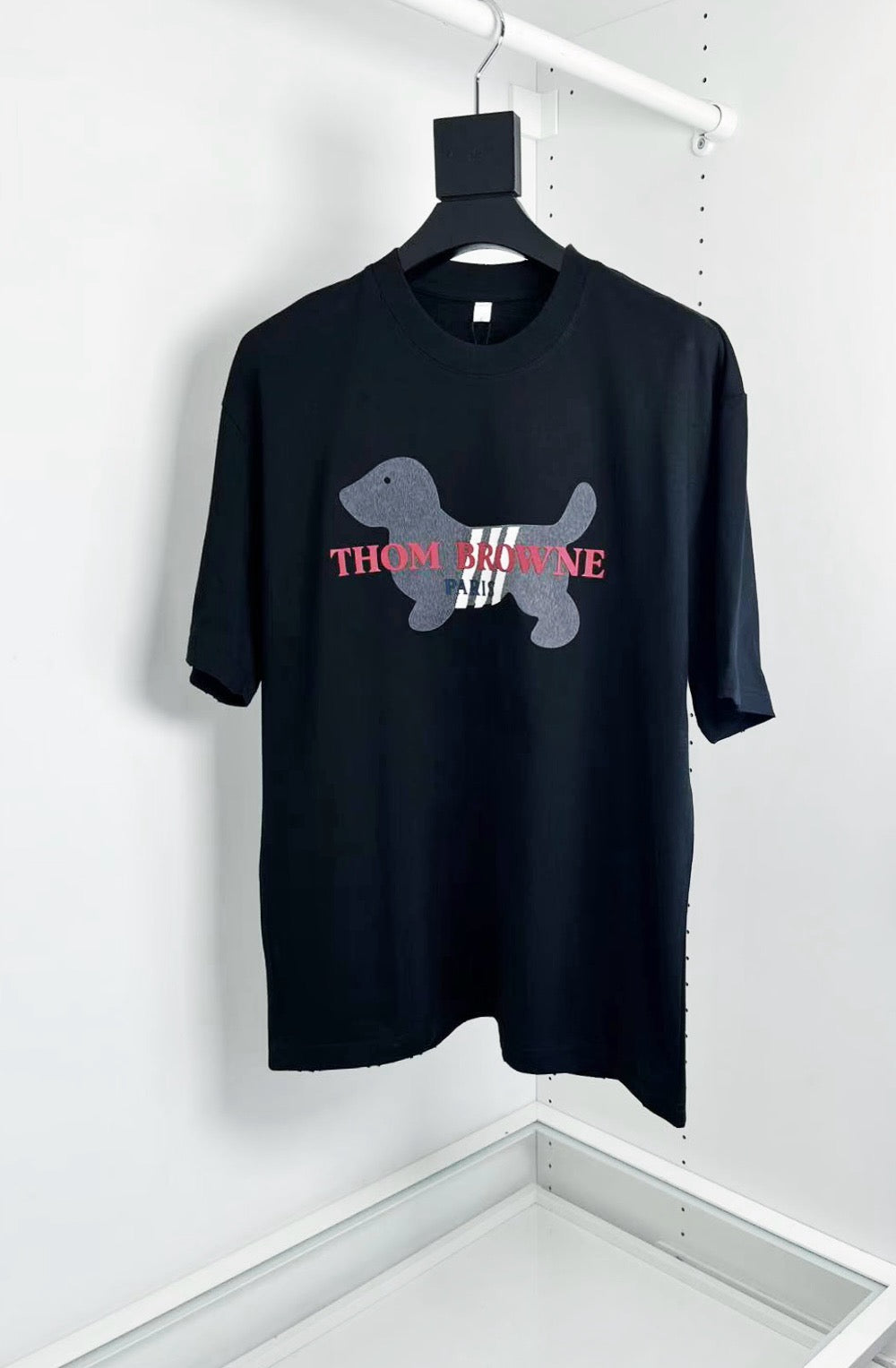 تي شيرت أبيض وأسود