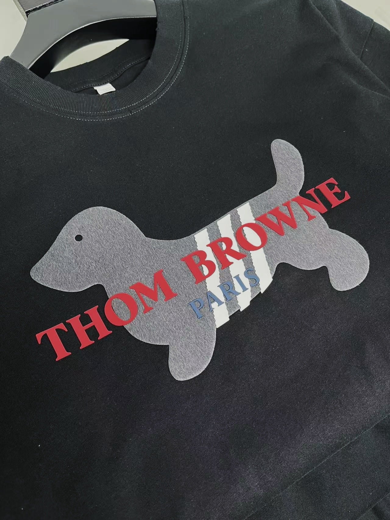 تي شيرت أبيض وأسود