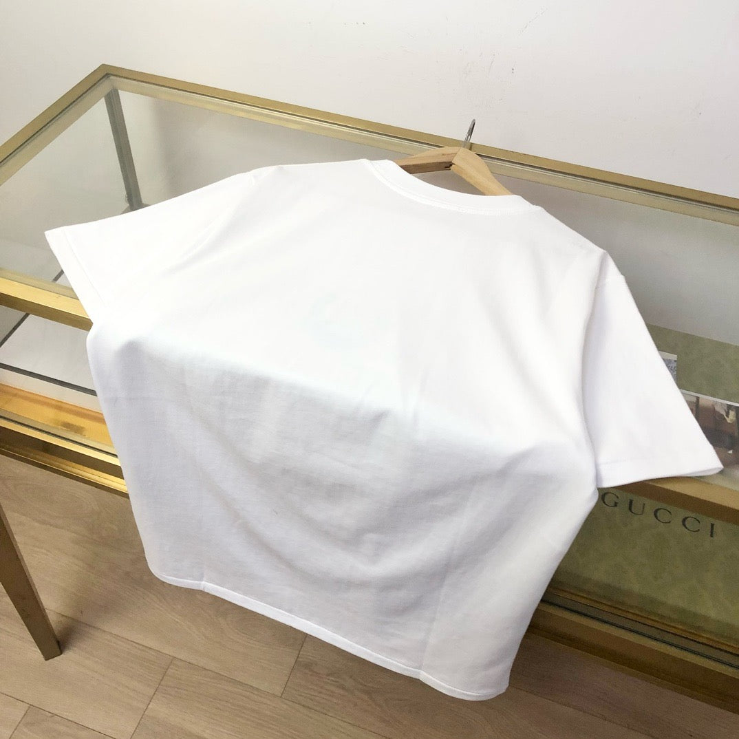 Himmelblaues und weißes T-Shirt