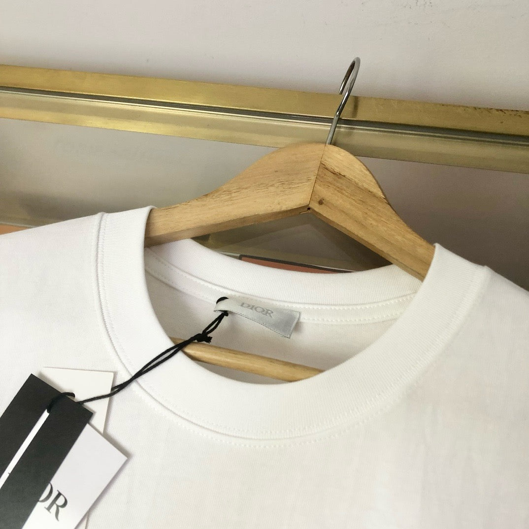 Himmelblaues und weißes T-Shirt