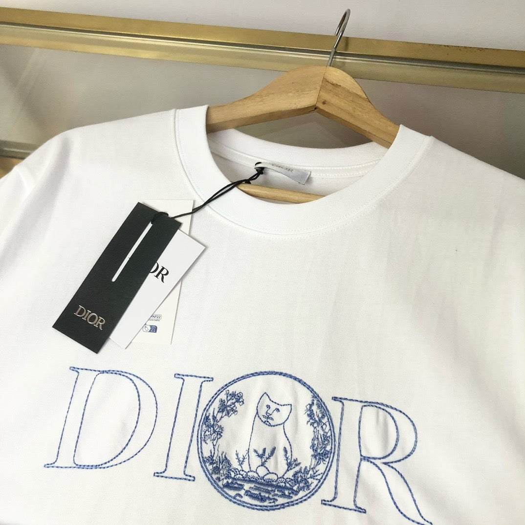 Himmelblaues und weißes T-Shirt