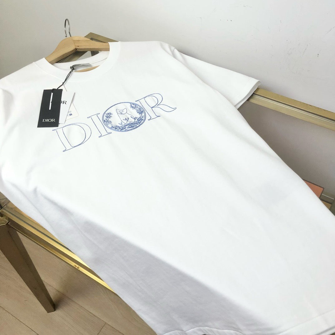 Himmelblaues und weißes T-Shirt