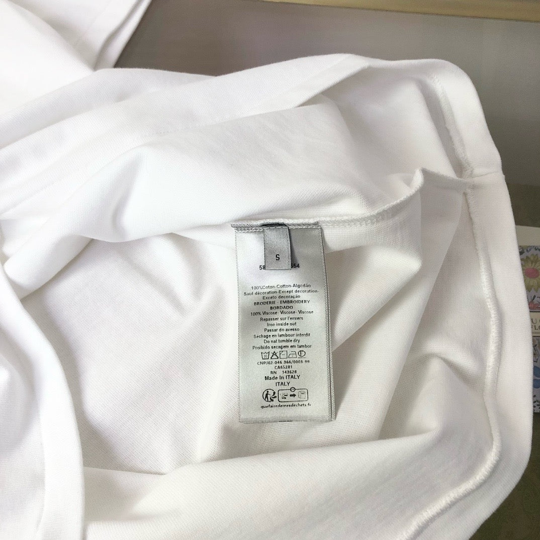 Himmelblaues und weißes T-Shirt