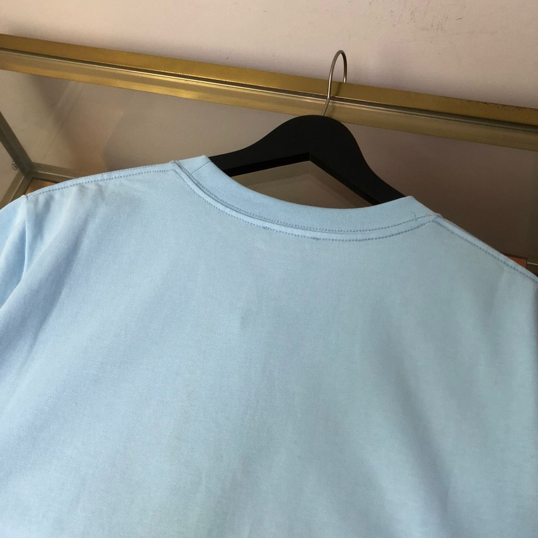 Himmelblaues und weißes T-Shirt