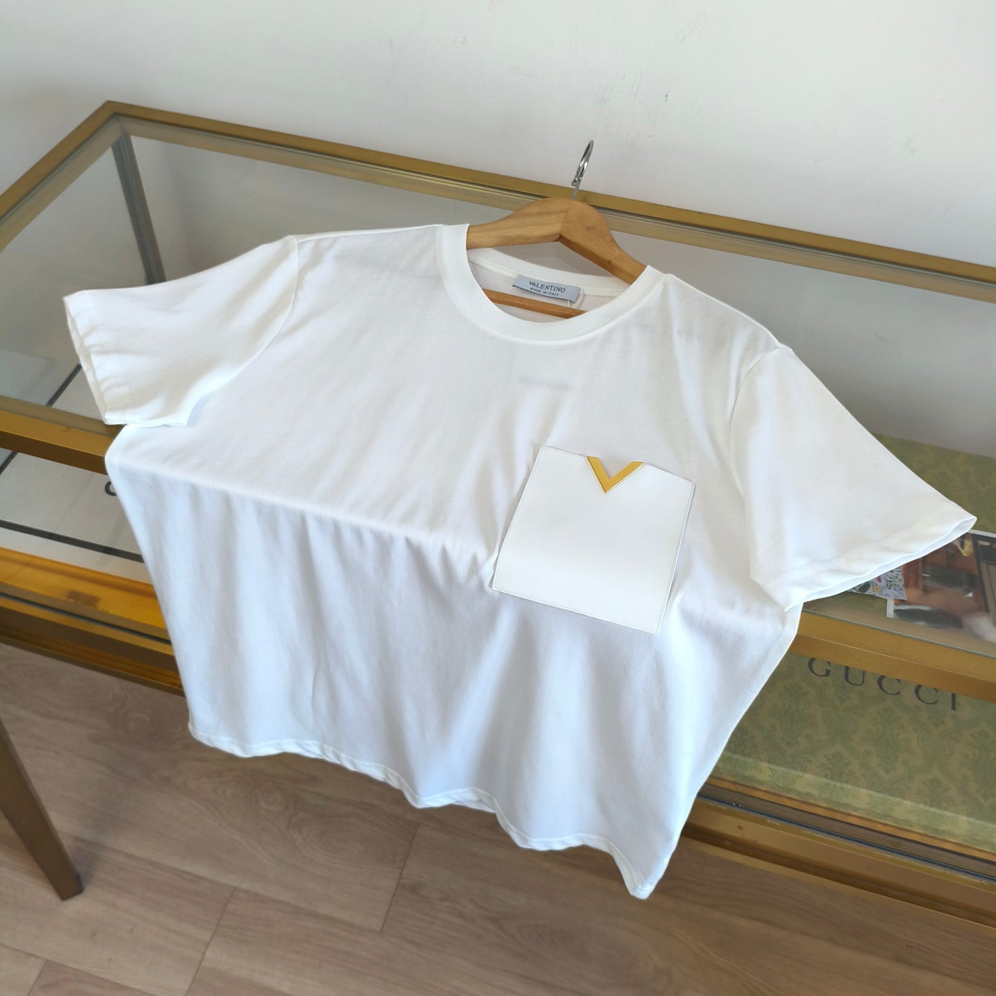 تي شيرت أبيض وأسود