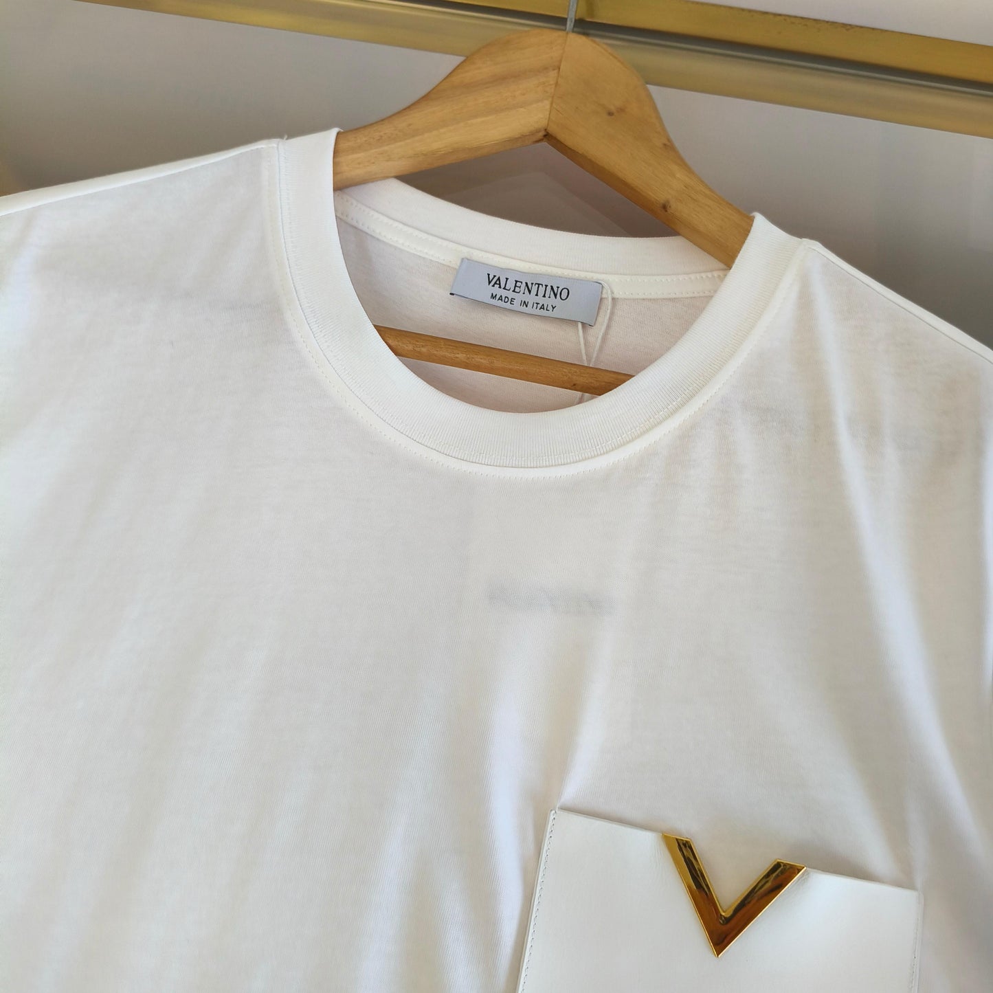 تي شيرت أبيض وأسود