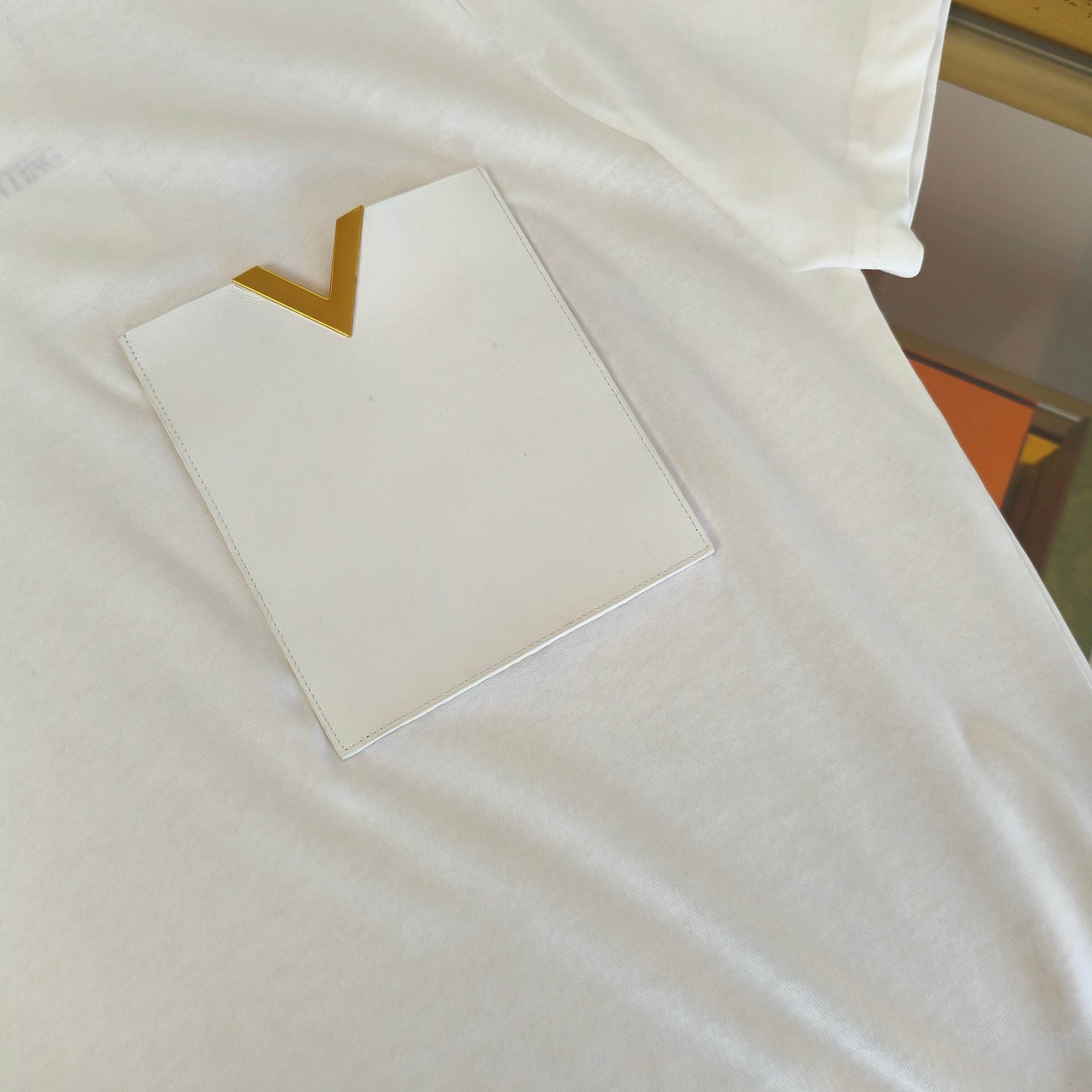 تي شيرت أبيض وأسود