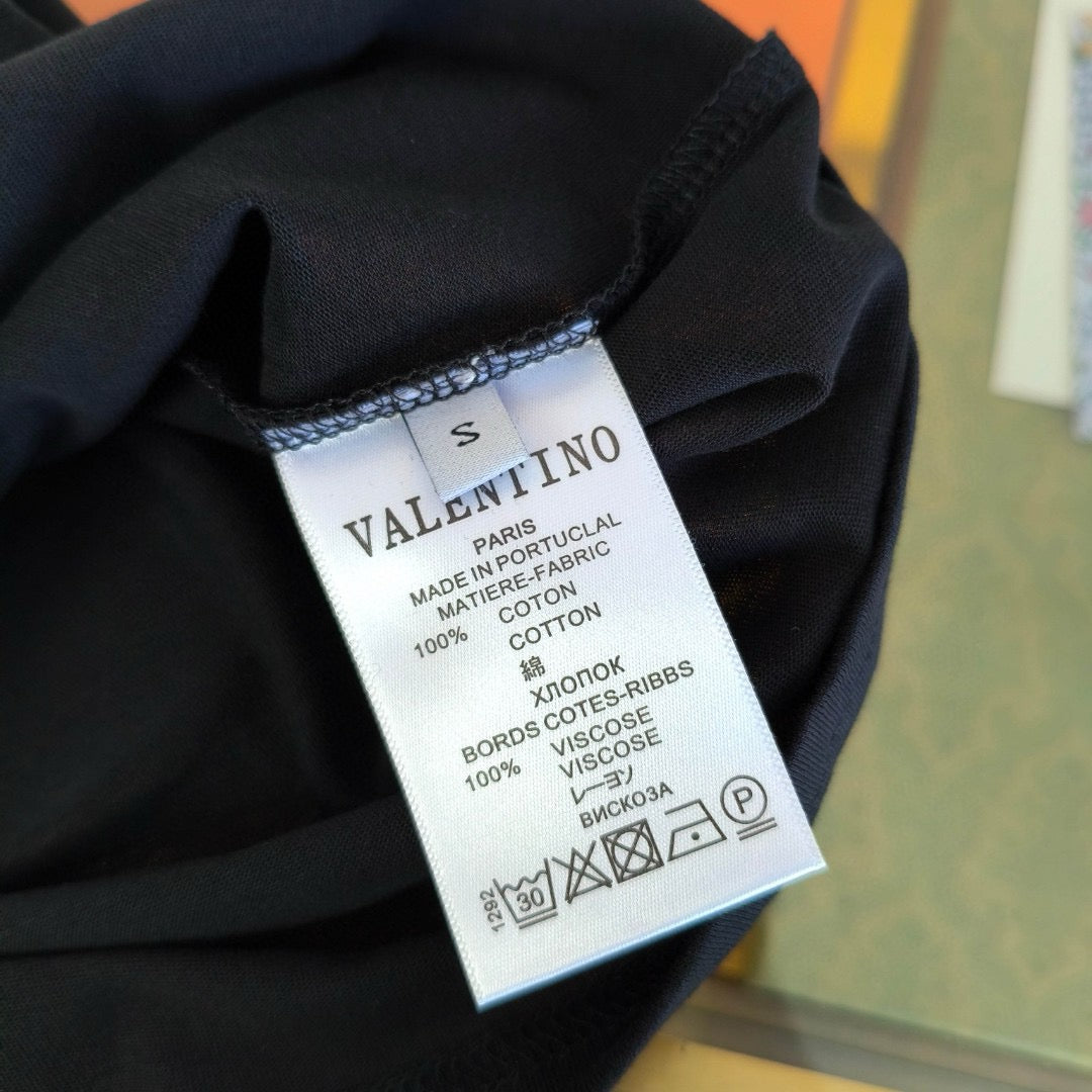 تي شيرت أبيض وأسود