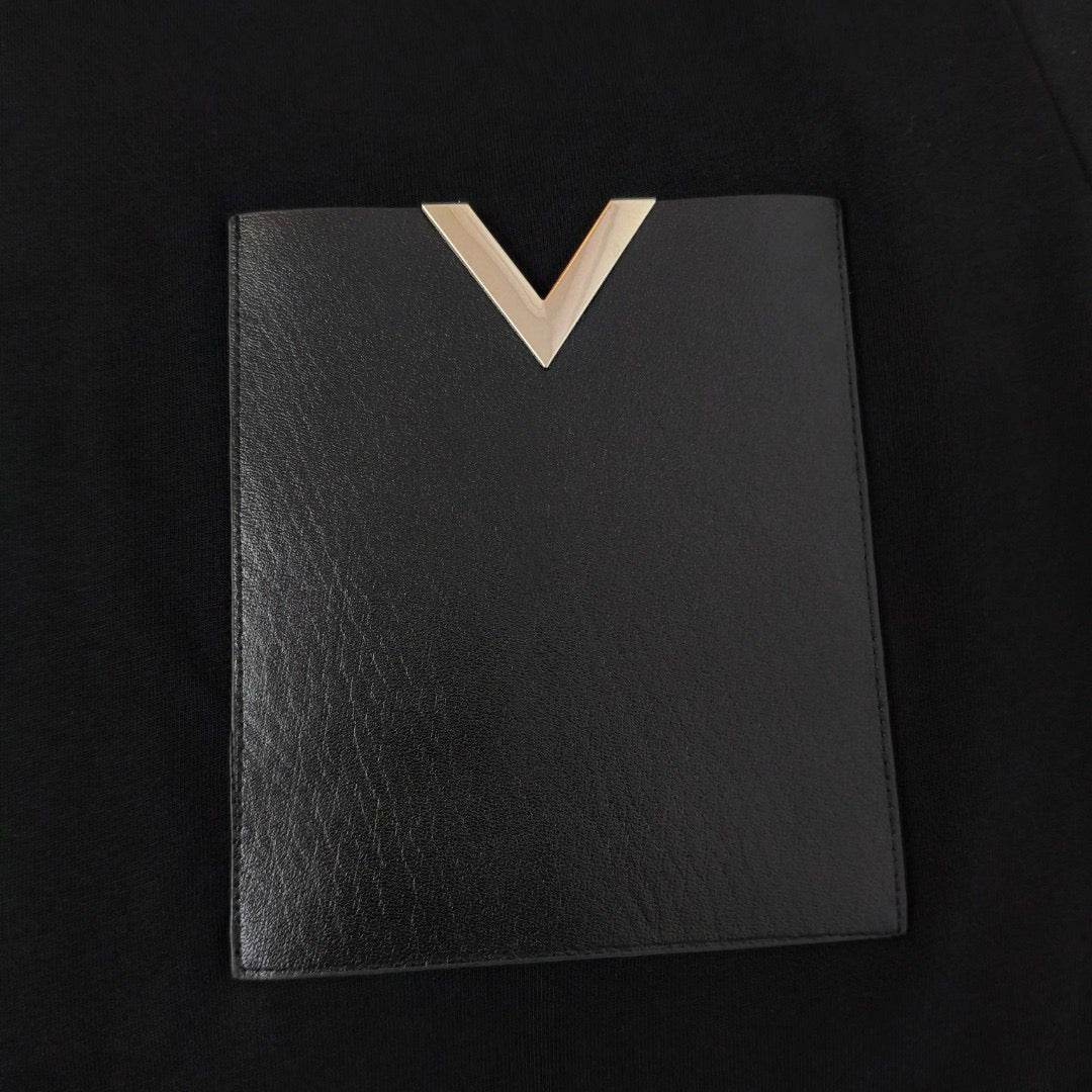 تي شيرت أبيض وأسود