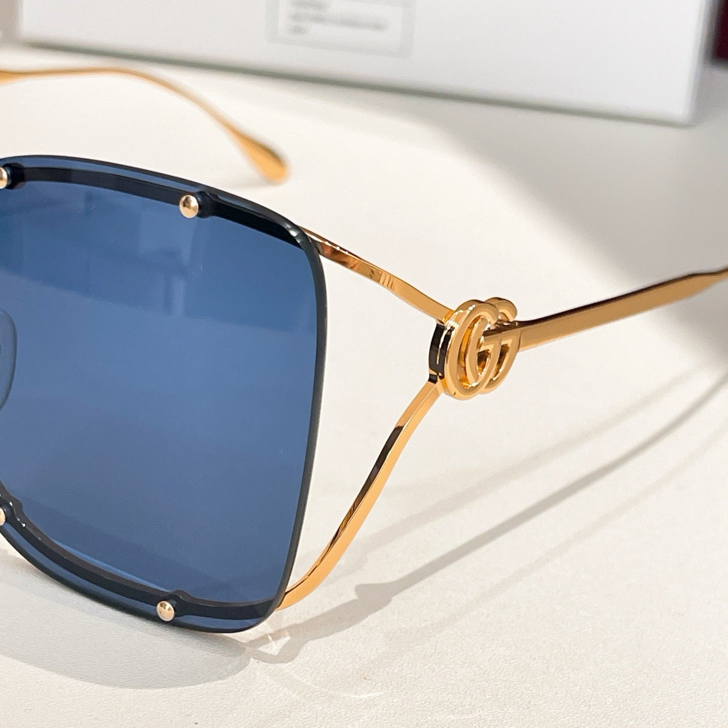 نظارة شمسية متعددة الألوان