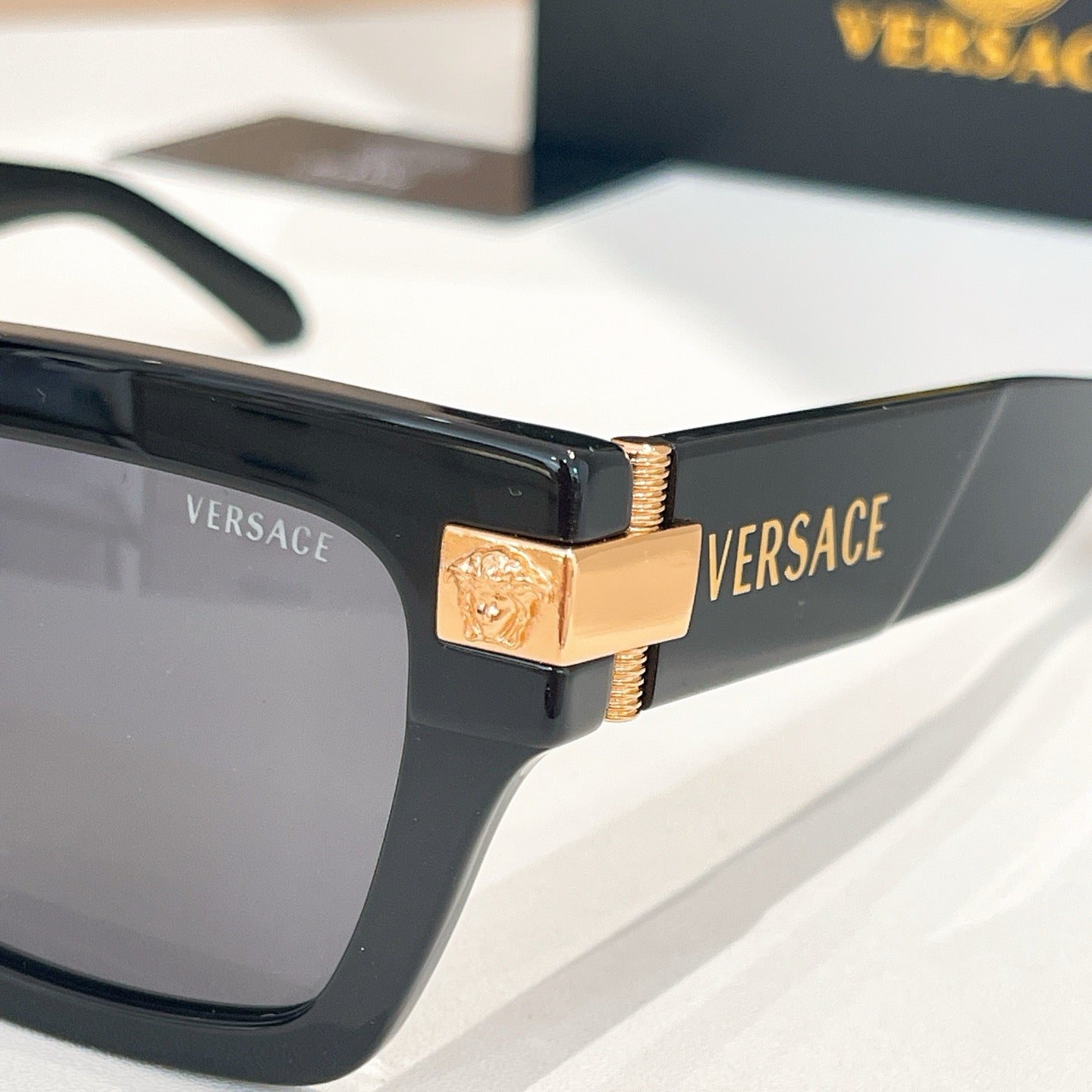 نظارة شمسية متعددة الألوان