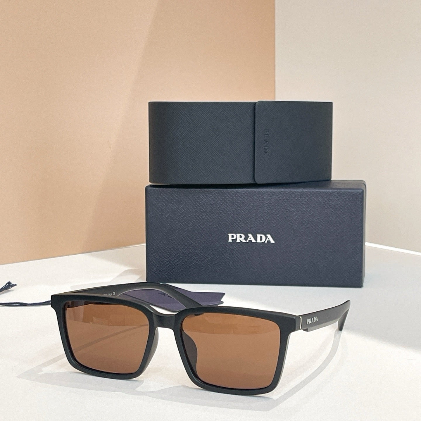 Mehrfarbige Sonnenbrille