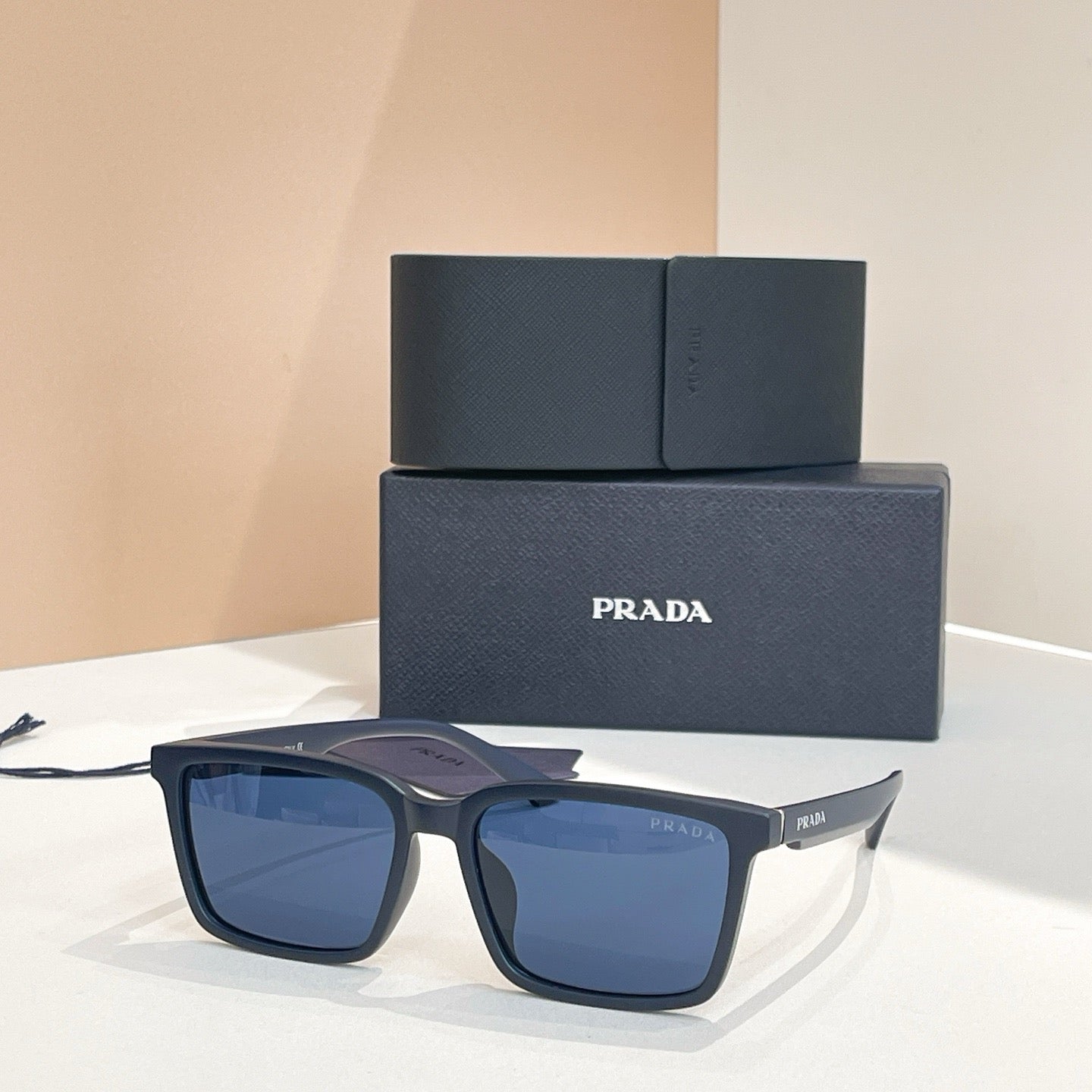 Mehrfarbige Sonnenbrille