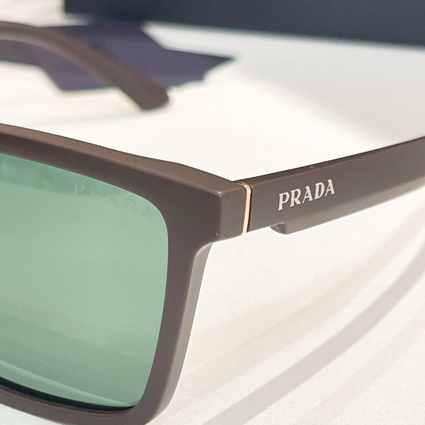 Mehrfarbige Sonnenbrille