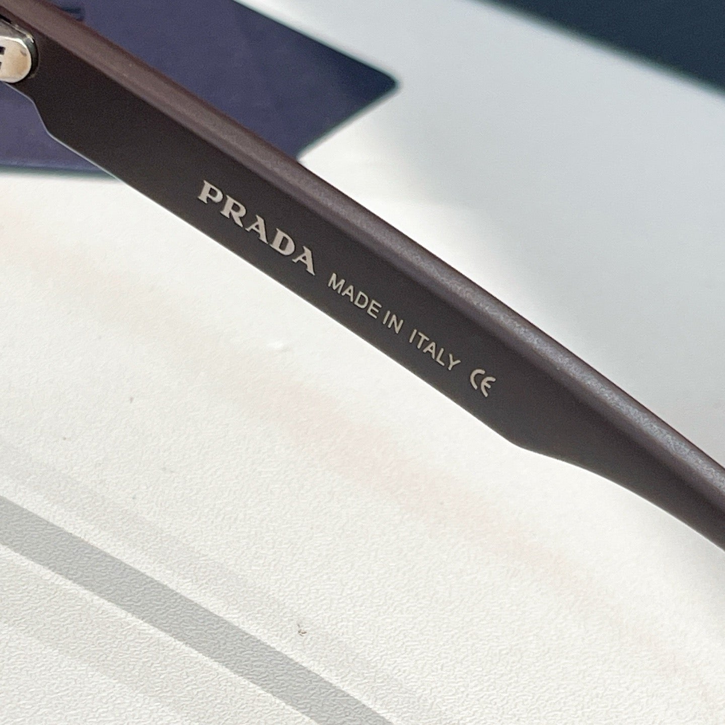 Mehrfarbige Sonnenbrille