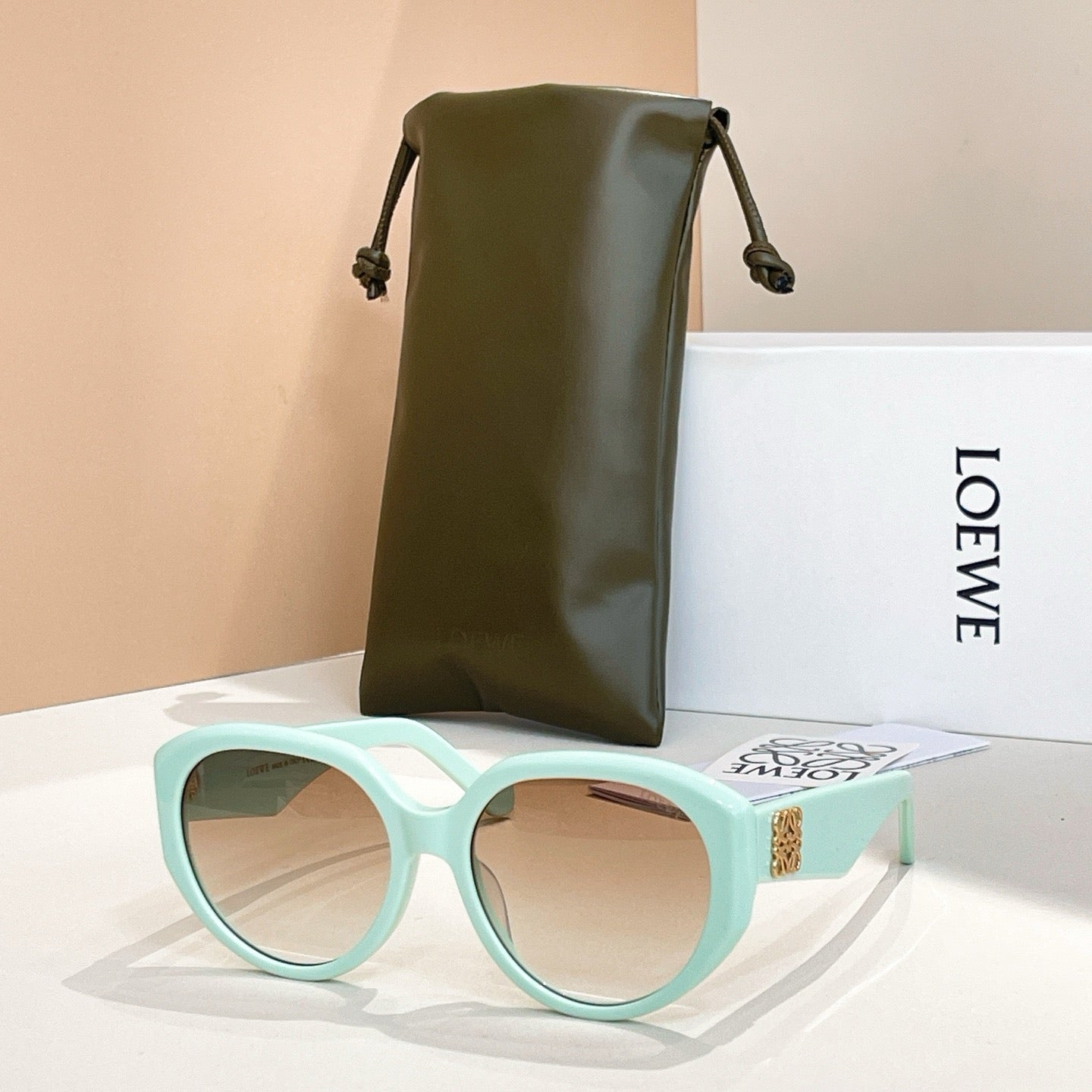 Mehrfarbige Sonnenbrille