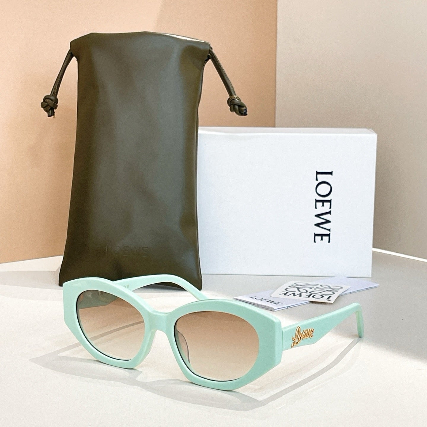 Mehrfarbige Sonnenbrille