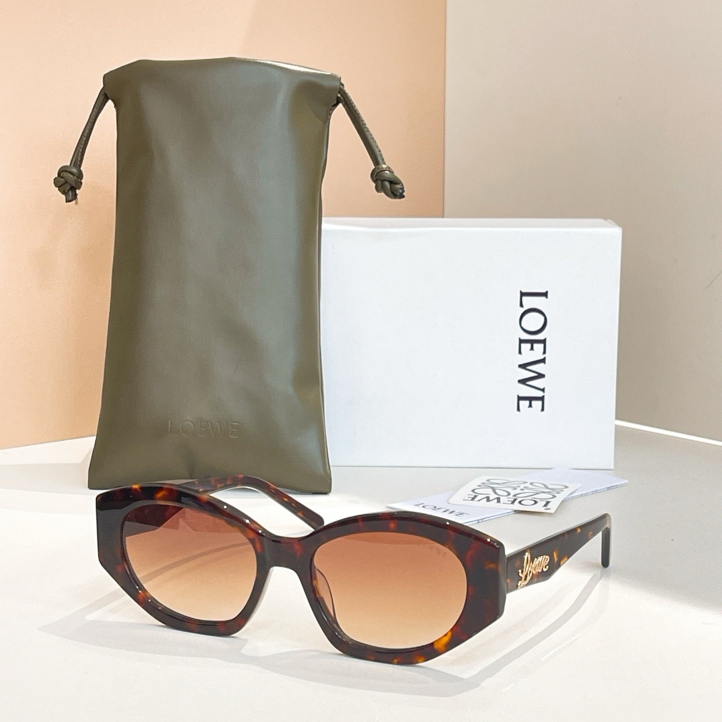 Mehrfarbige Sonnenbrille