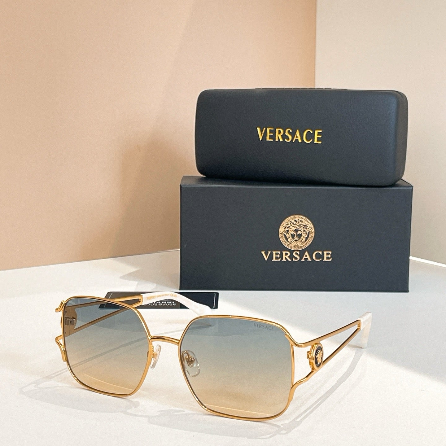 نظارة شمسية متعددة الألوان