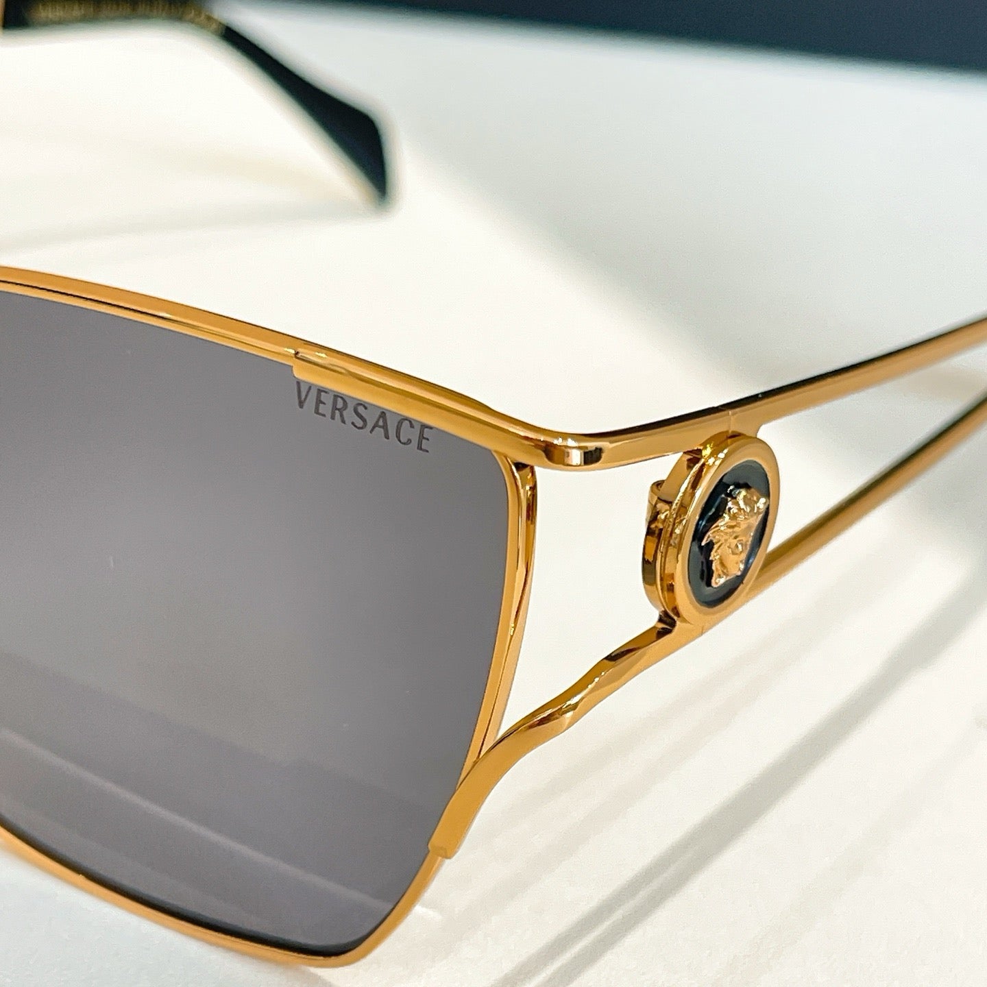 نظارة شمسية متعددة الألوان