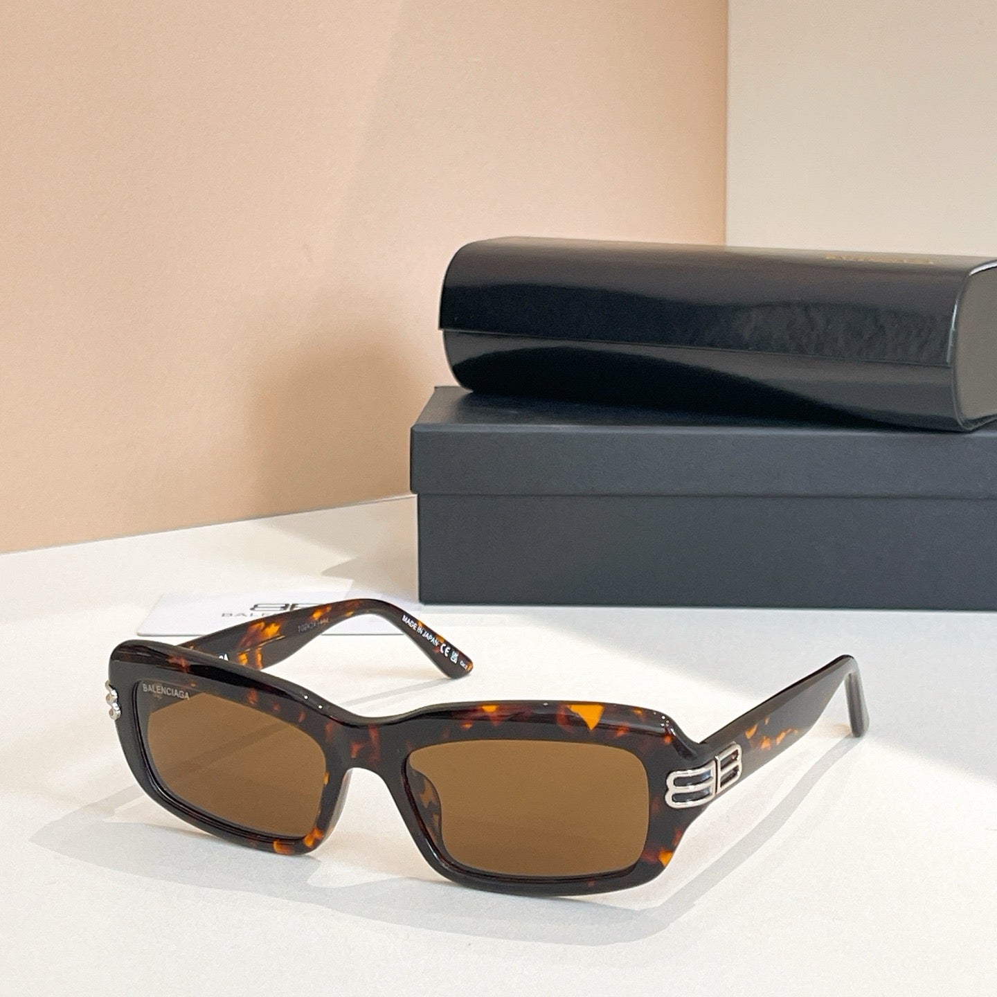 Mehrfarbige Sonnenbrille