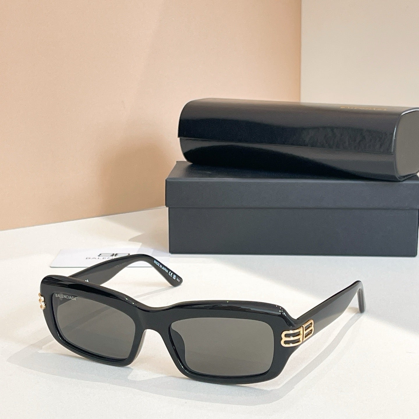 Mehrfarbige Sonnenbrille