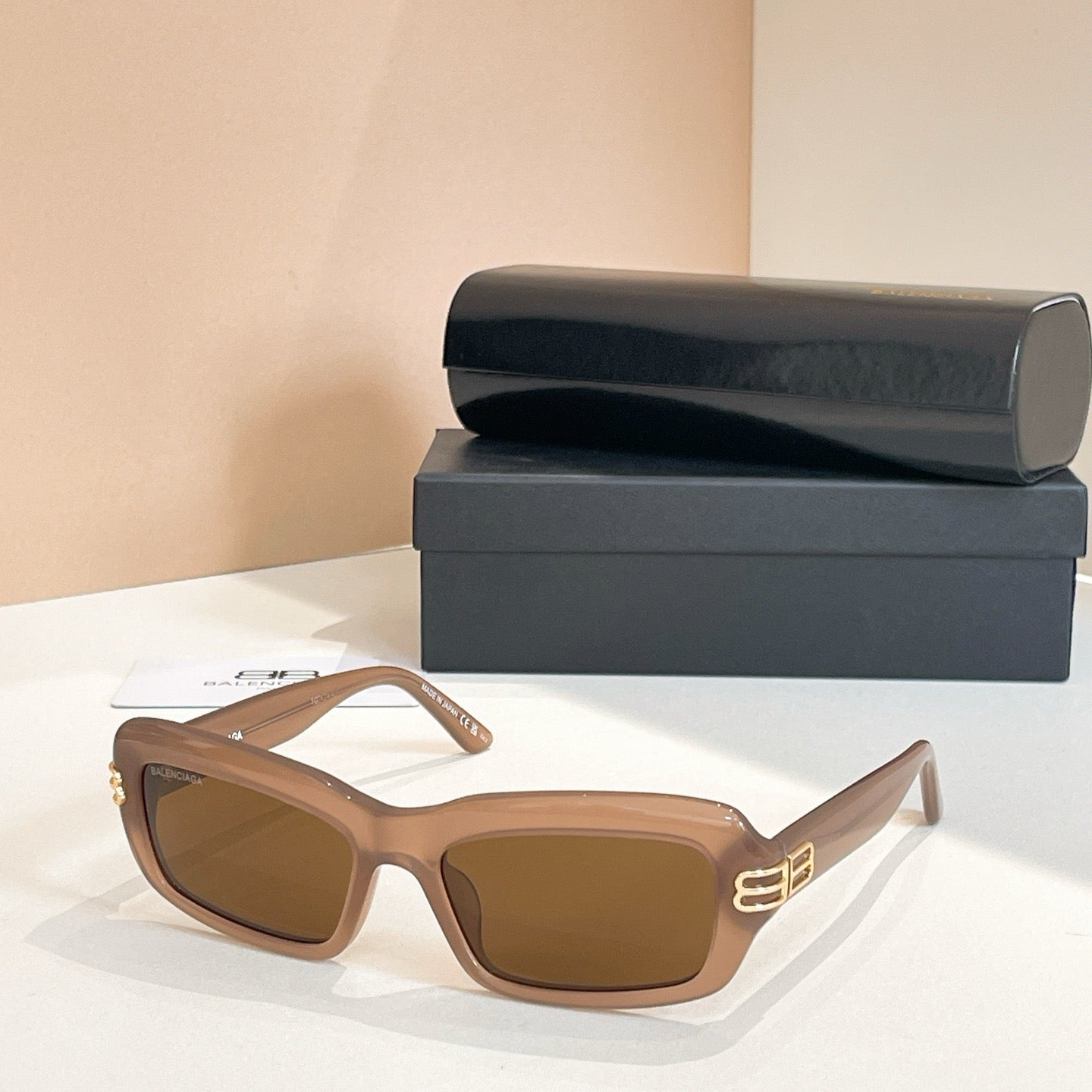 Mehrfarbige Sonnenbrille