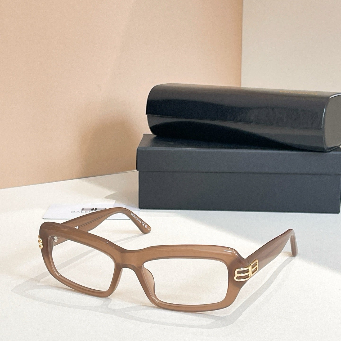 Mehrfarbige Sonnenbrille