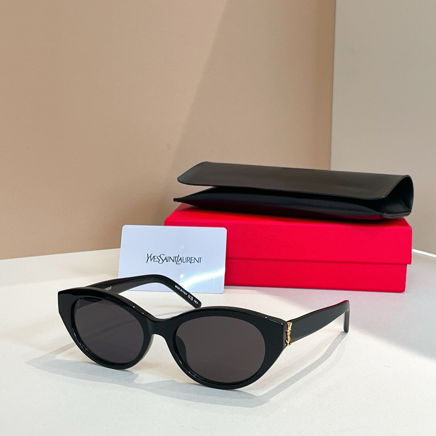 نظارة شمسية متعددة الألوان