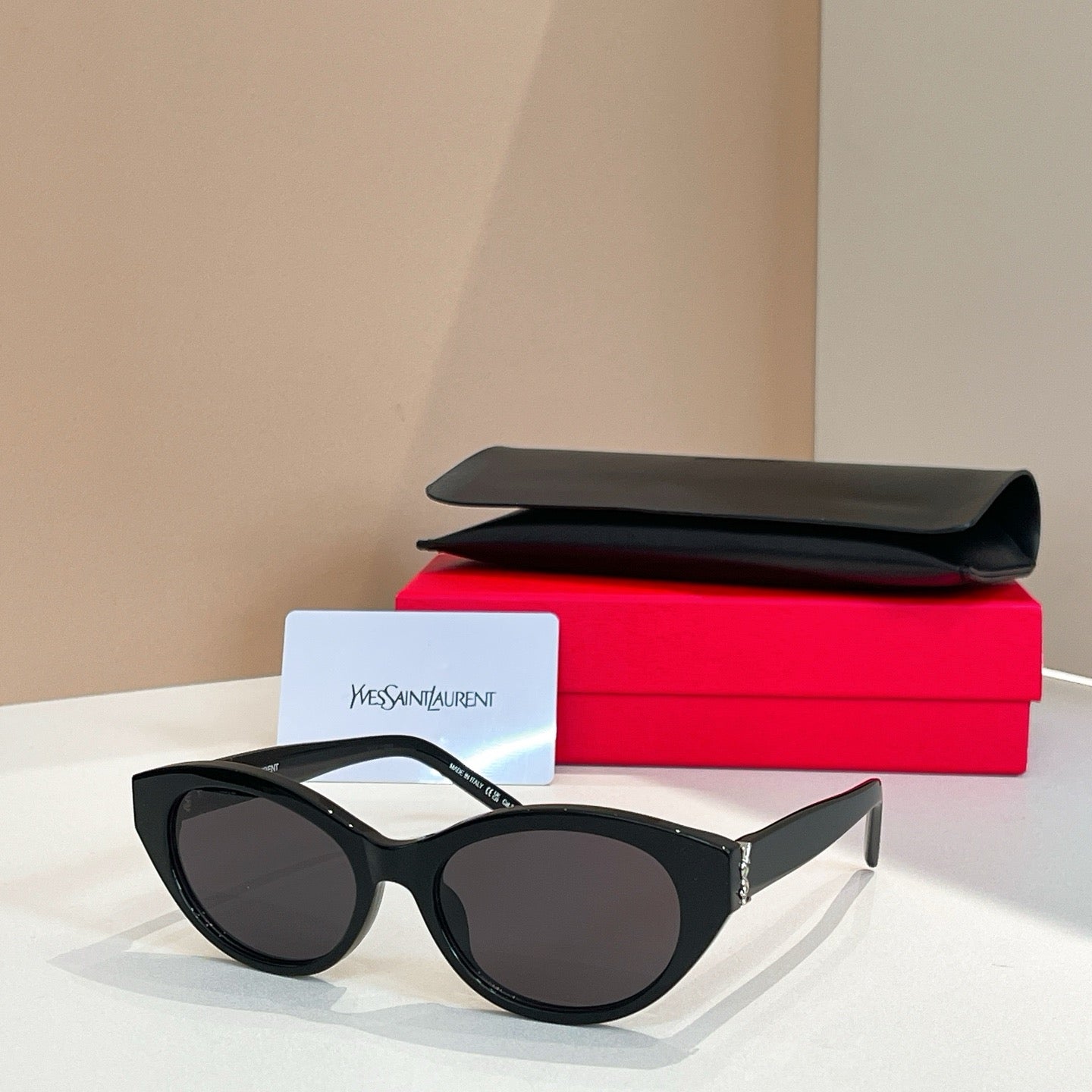 نظارة شمسية متعددة الألوان