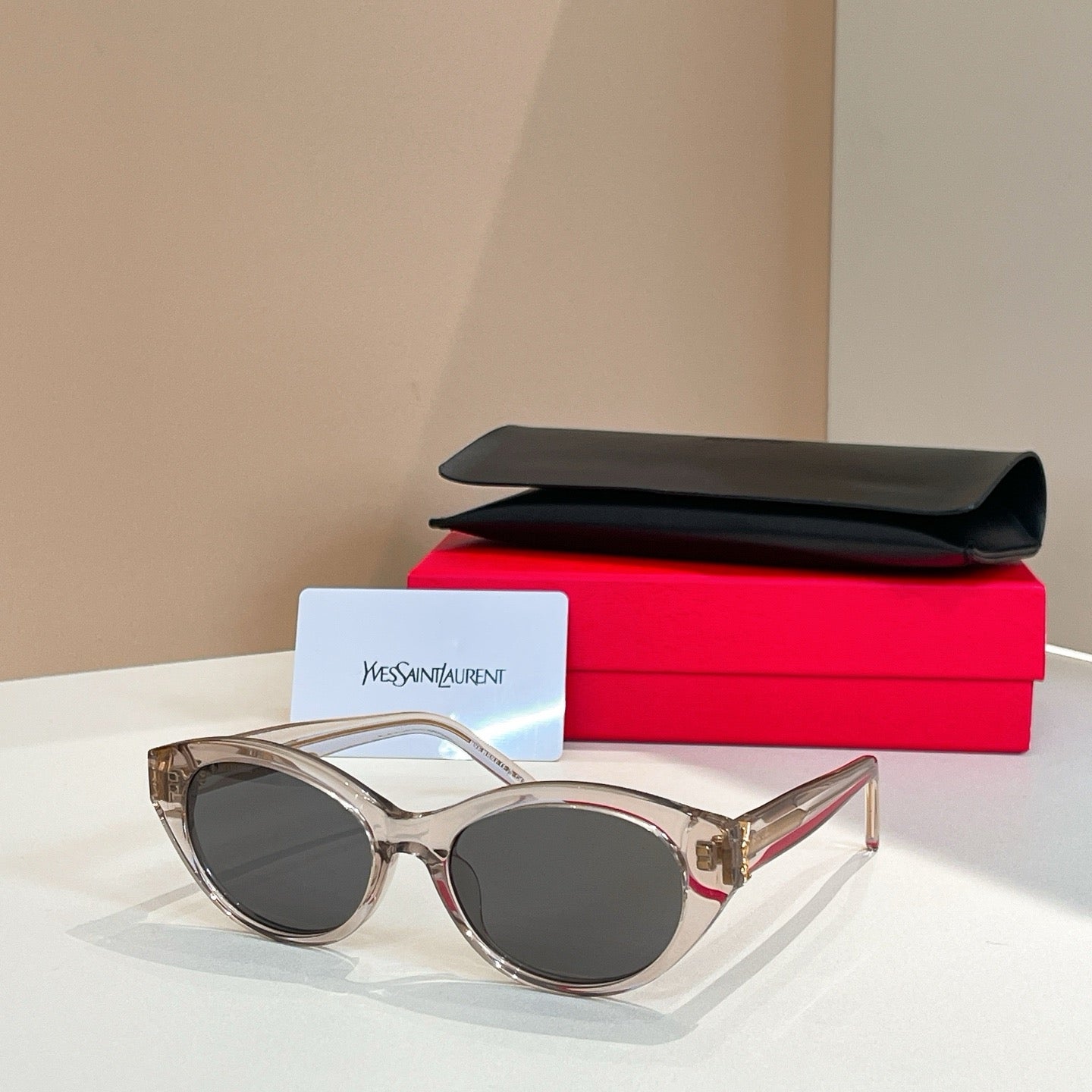 نظارة شمسية متعددة الألوان