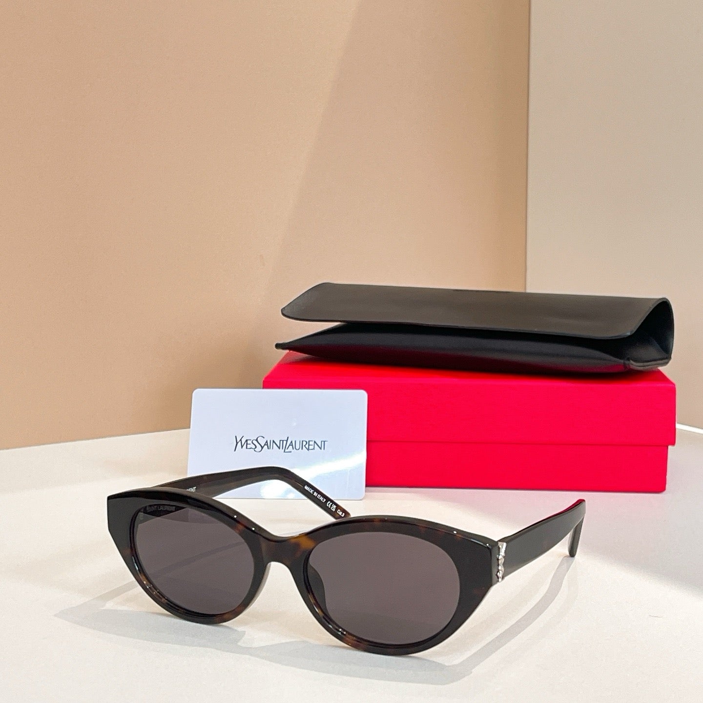 نظارة شمسية متعددة الألوان