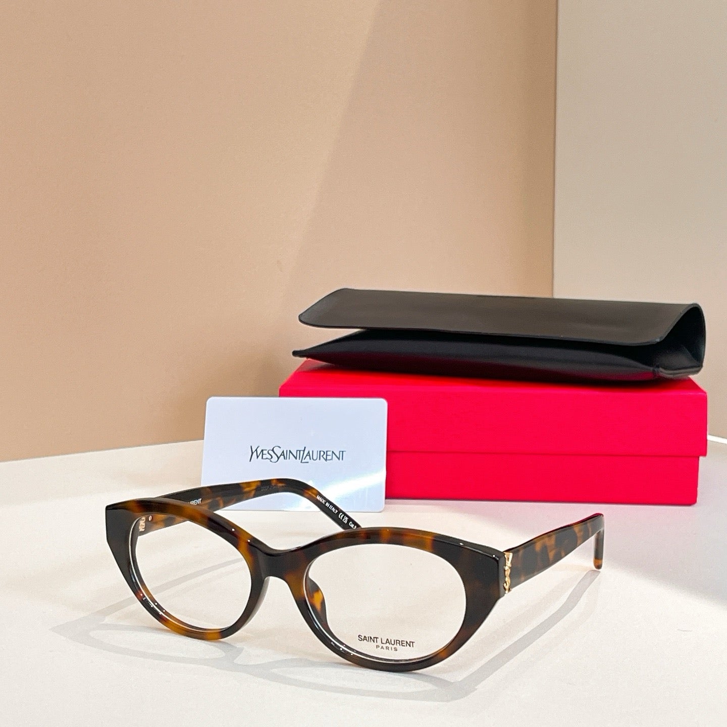 نظارة شمسية متعددة الألوان