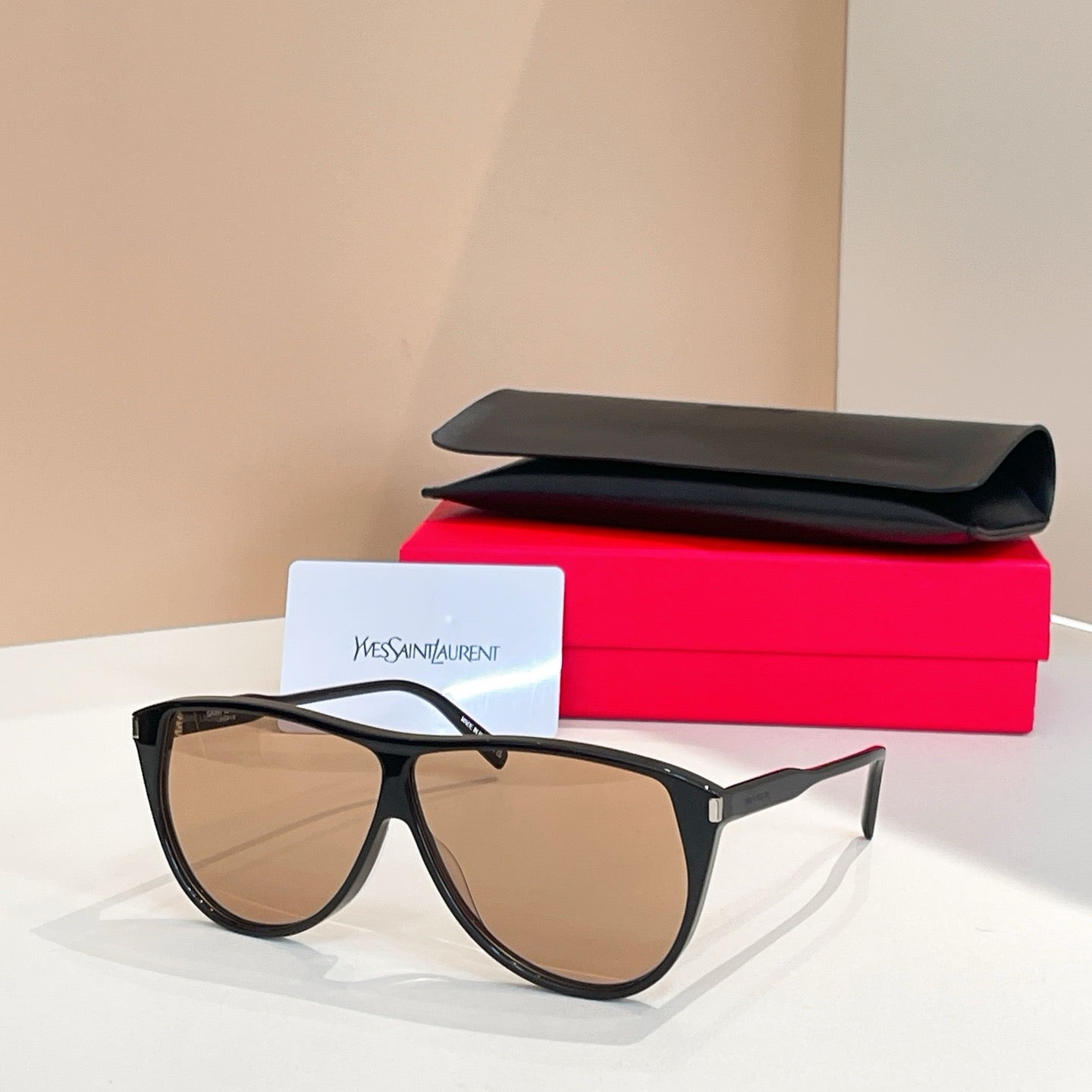 نظارة شمسية متعددة الألوان