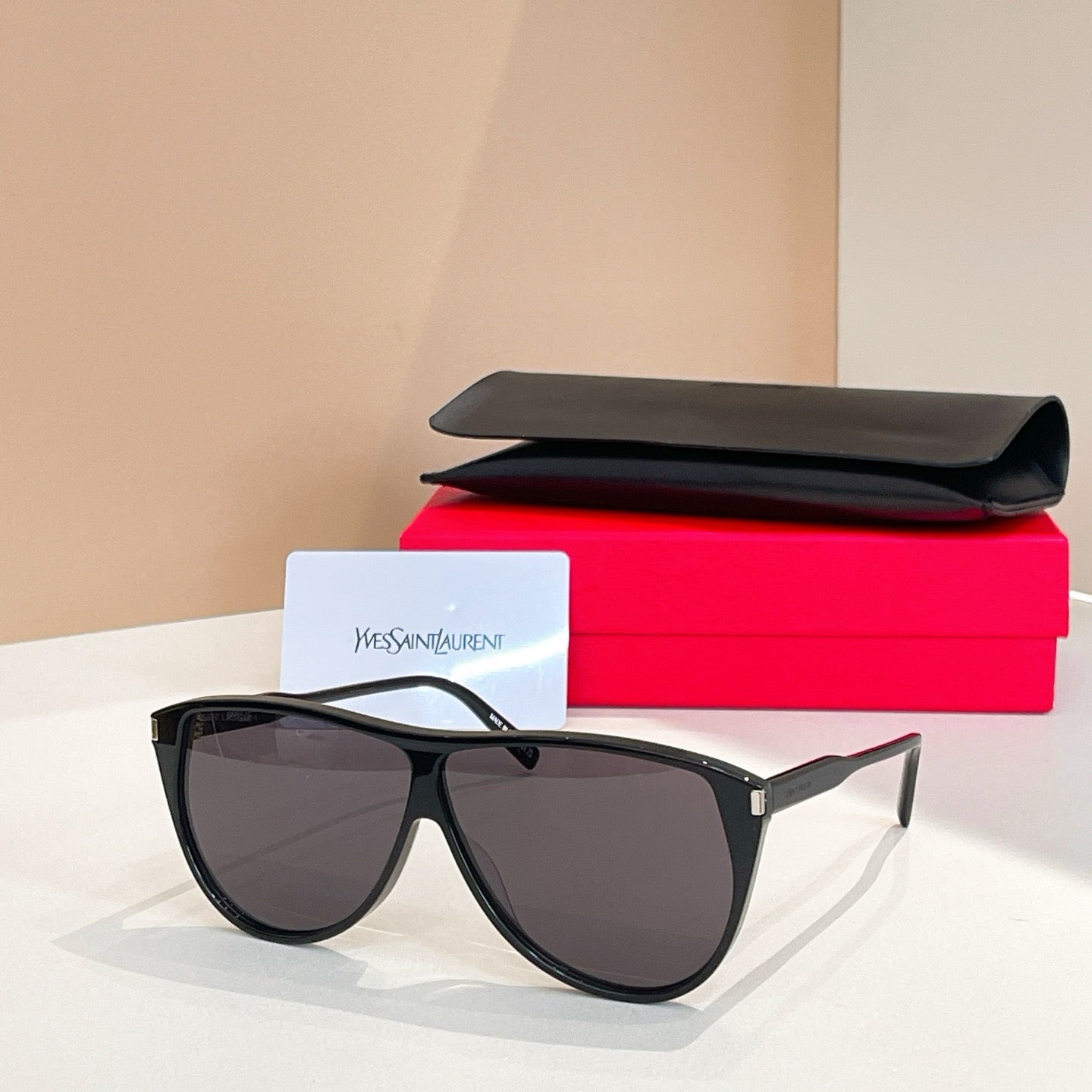 نظارة شمسية متعددة الألوان