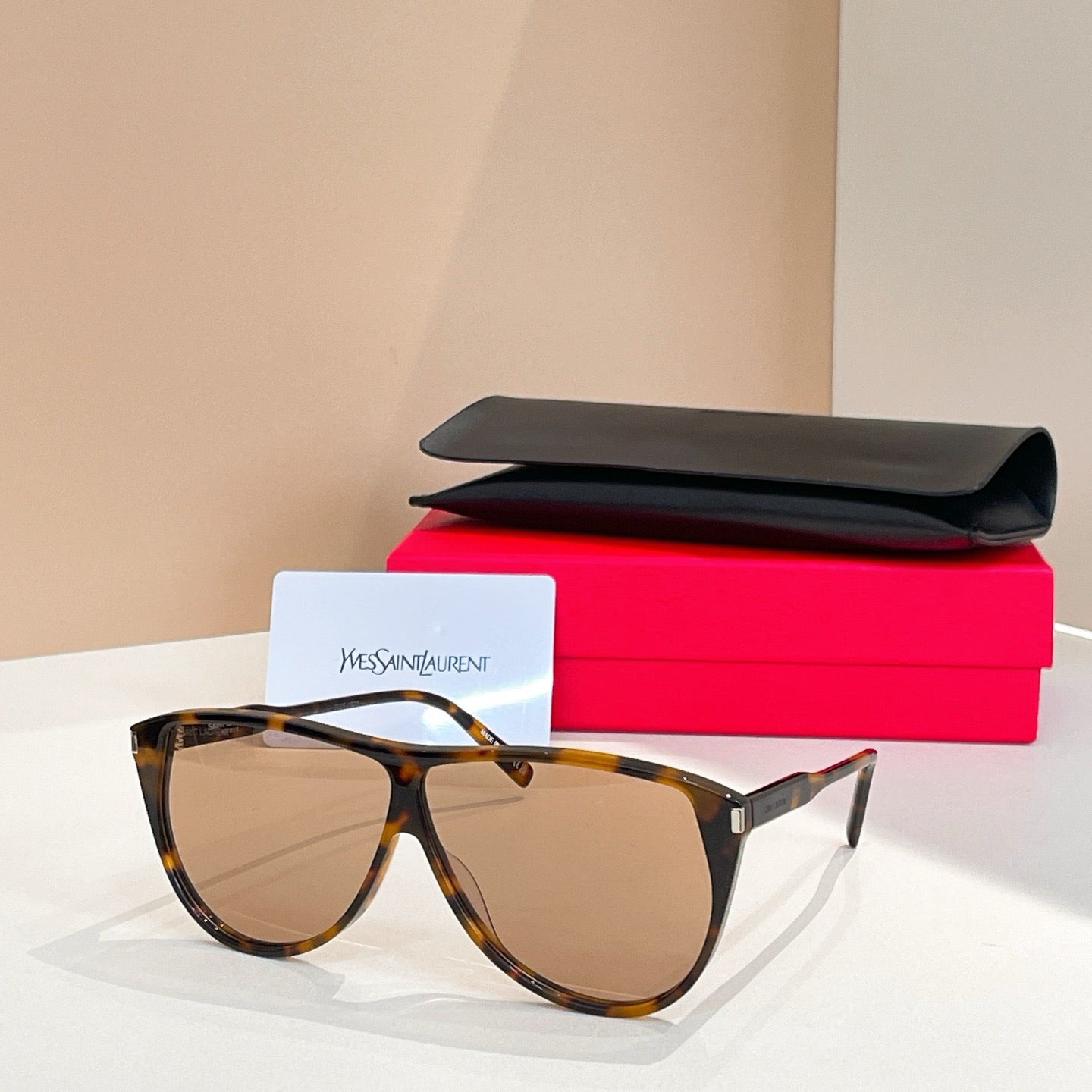 نظارة شمسية متعددة الألوان