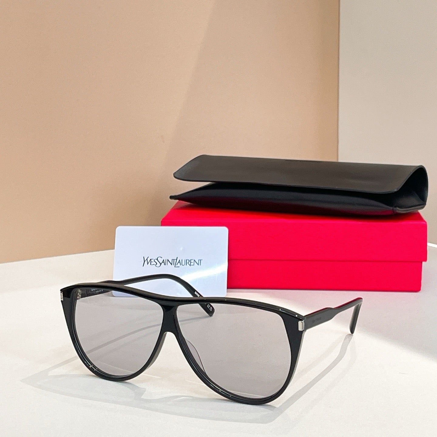 نظارة شمسية متعددة الألوان