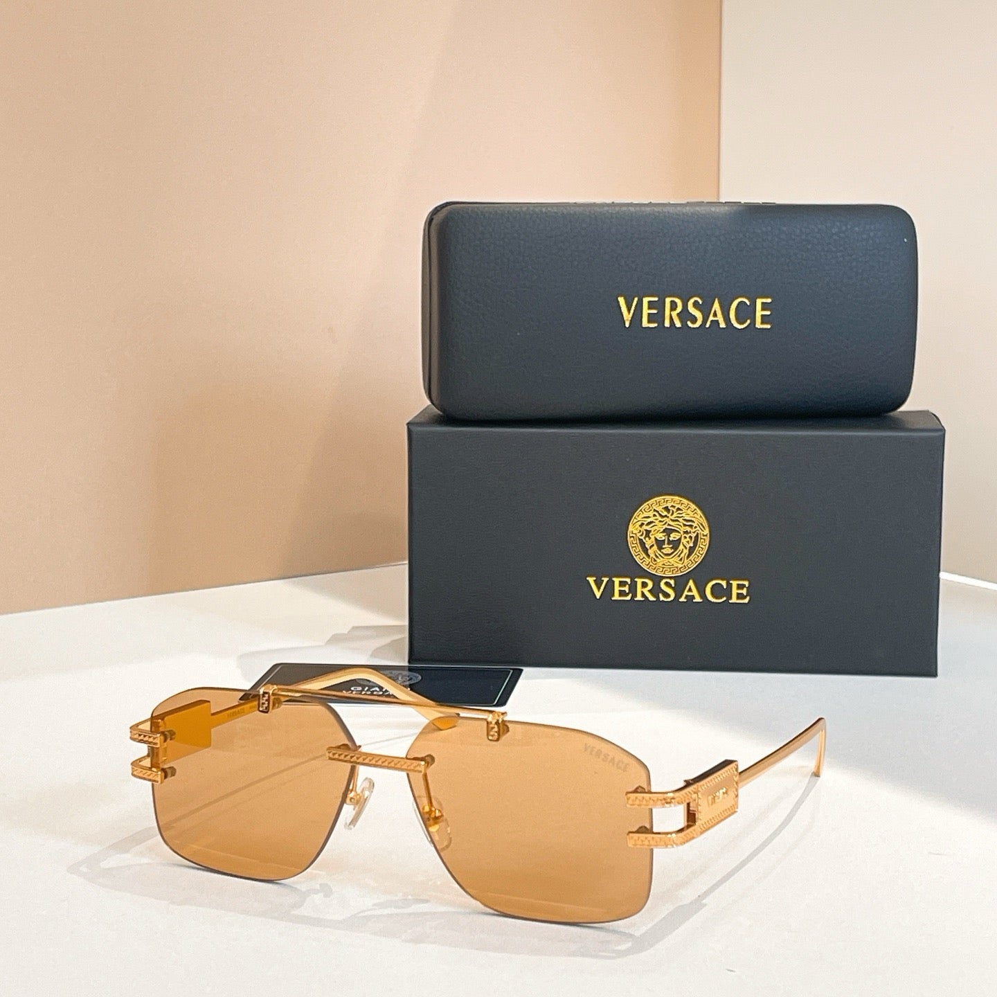 Mehrfarbige Sonnenbrille